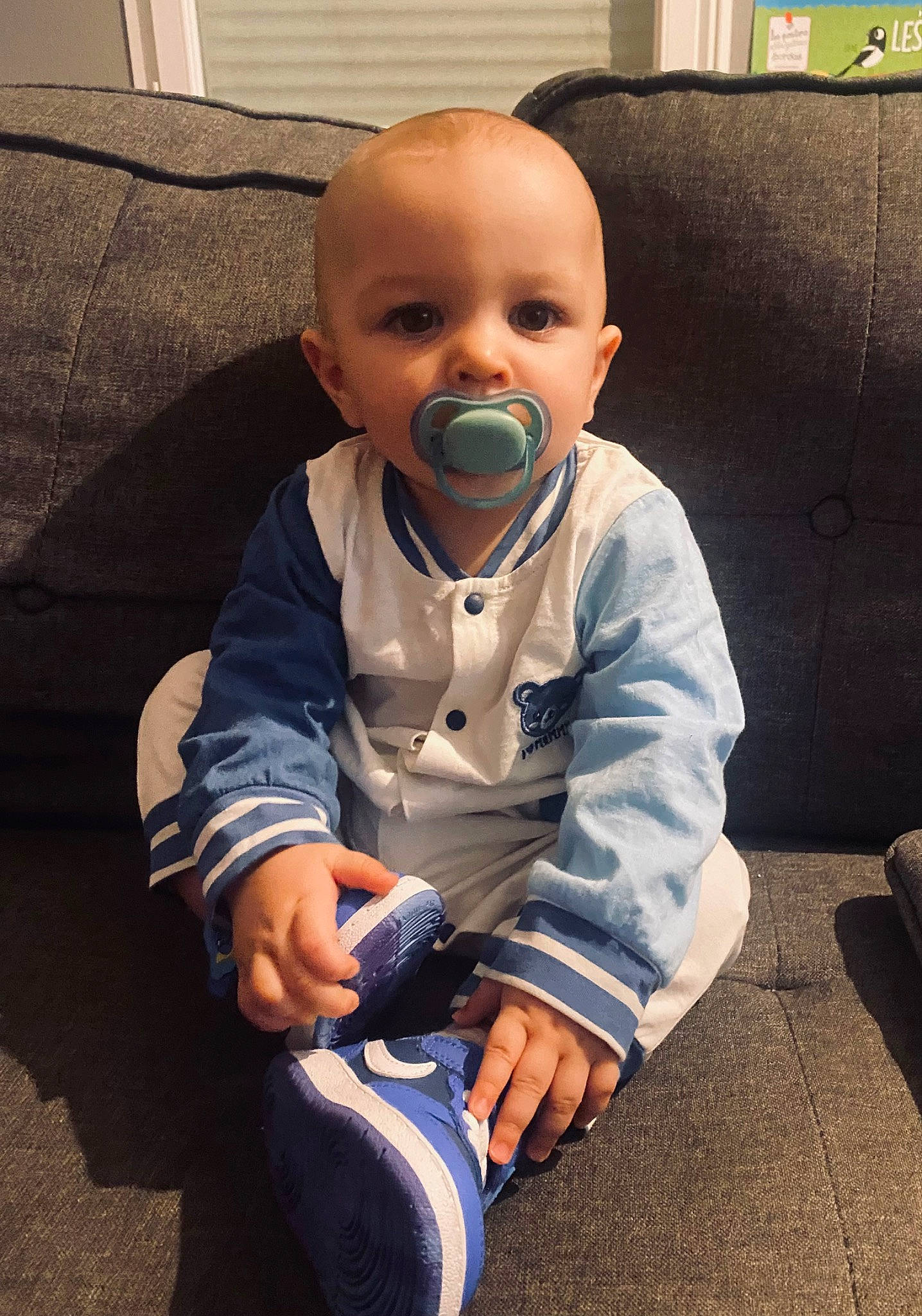 Pablo a rejoint le concours — aidez-le/la à gagner de superbes lots ! baby, baby_products, baby_toddler_clothing, ball, car_seat, cheek, child, comfort, couch, electric_blue, flooring, fun, head, knee, living_room, person, picture_frame, sitting, sleeve, thumb