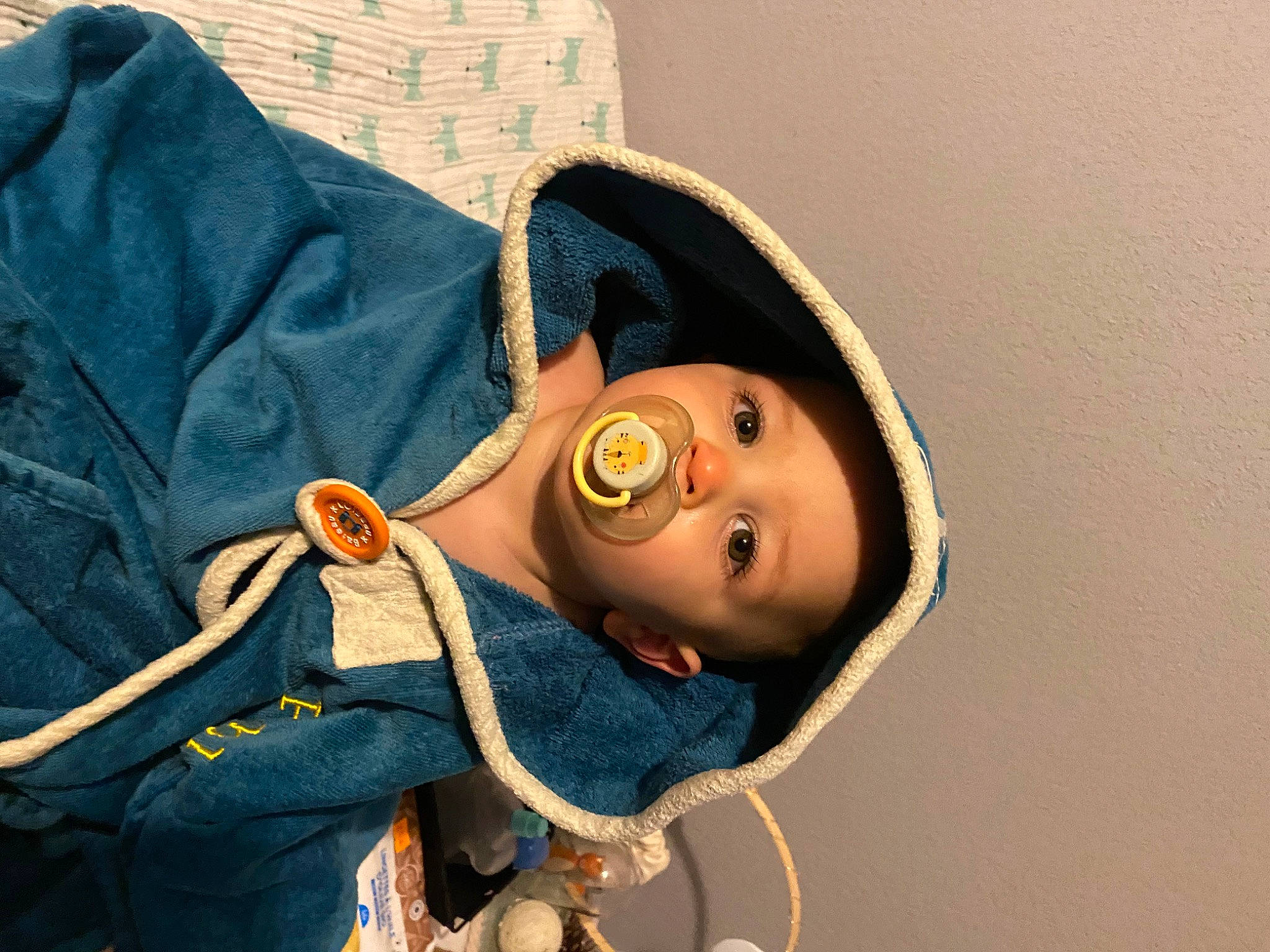 Pablo participe au concours pour gagner de l'argent avec cette photo : animation, cap, child, denim, doll, elbow, electric_blue, eyelash, eyewear, fashion_accessory, happy, hat, headwear, jewellery, linens, person, plush, room, stuffed_toy, t_shirt