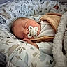 Elio a rejoint le concours — aidez-le/la à gagner de superbes lots ! baby, bedding, blanket, closeup, cozy, crib, cute, face, hand, infant, mouth, neutral_colors, newborn, onesie, pacifier, pattern, pillow, portrait, sleeping, soft_texture