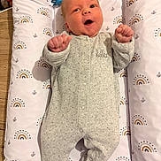 Elio participe au concours pour gagner de l'argent avec cette photo : baby, baby_lounger, cozy, face, gray_clothing, hands, human, infant, infant_bedding, lying_down, mouth_open, newborn, nursery, onesie, pacifier, portrait, rainbow_pattern, socks, surprised_expression, wooden_floor