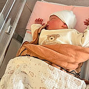 Elio participe au concours pour gagner de l'argent avec cette photo : newborn, baby, sleeping, hospital, bassinet, blanket, hat, clothing, infant, cute, peaceful, wrapped, bed, soft, pastel, pattern, bear, child, resting, cozy