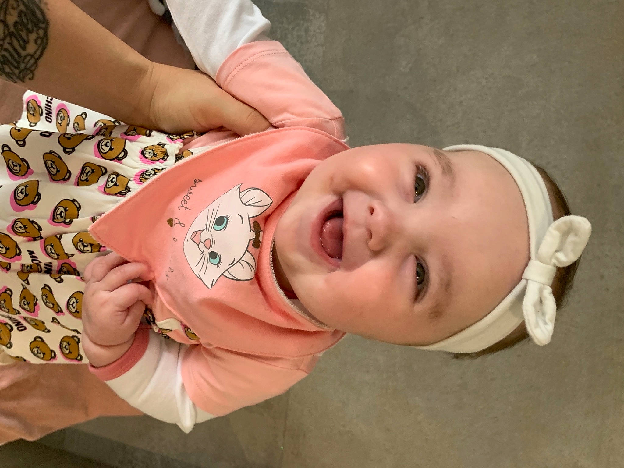 Rachel participe au concours pour gagner de l'argent avec cette photo : arm, baby_laughing, baby_toddler_clothing, cheek, child, ear, eyelash, finger, gesture, hand, happy, hat, headwear, joy, lip, nail, neck, nose, person, pink