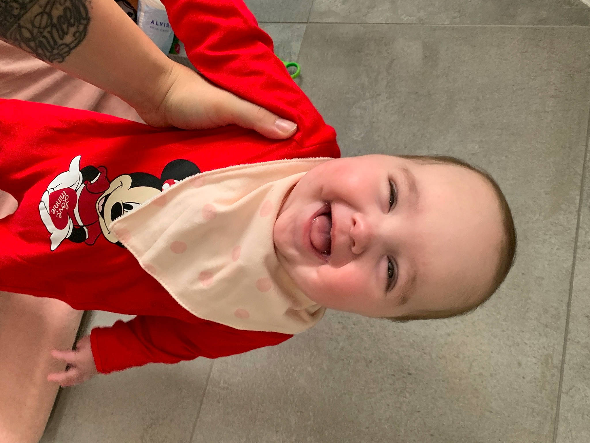 Rachel a rejoint le concours — aidez-le/la à gagner de superbes lots ! arm, baby_laughing, baby_toddler_clothing, cheek, child, elbow, eye, finger, fun, gesture, hand, happy, joy, lip, mammal, mouth, neck, nose, person, sleeve