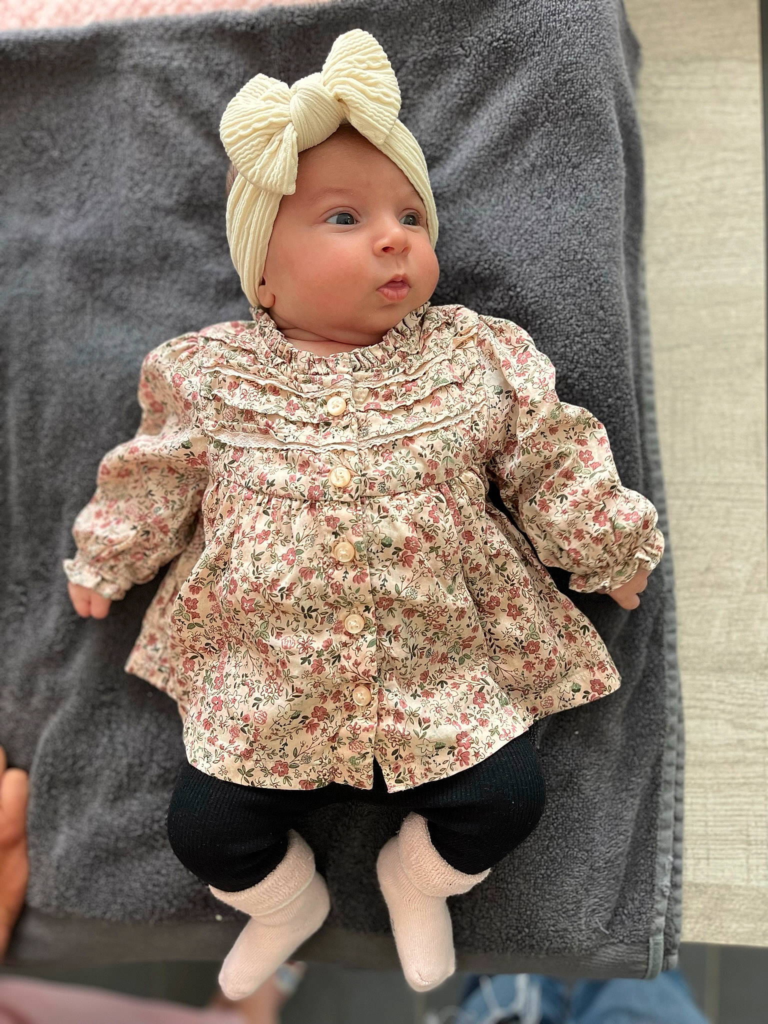 Agathe participe au concours pour gagner de l'argent avec cette photo : baby, baby_toddler_clothing, cap, cheek, child, face, fashion_accessory, fashion_design, fur, headwear, jacket, knit_cap, outerwear, pattern, person, skin, sleeve, sock, thigh, toddler