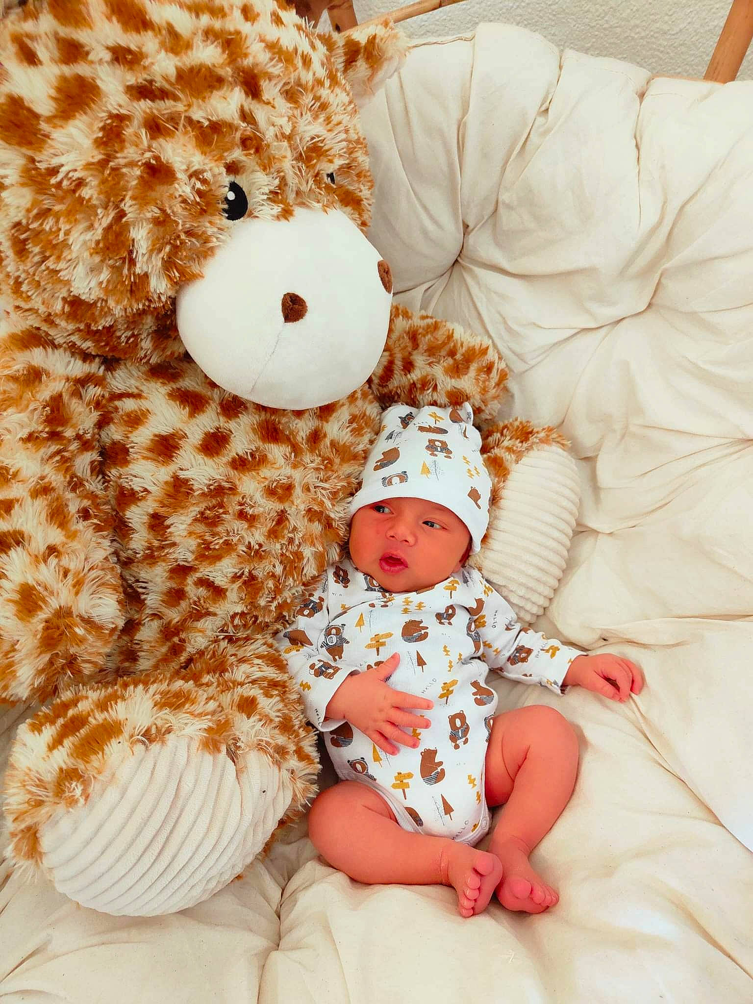 Eden participe au concours pour gagner de l'argent avec cette photo : baby, baby_sleeping, baby_toddler_clothing, cap, child, comfort, fun, happy, headgear, headwear, human, linens, mammal, orange, pattern, person, stuffed_toy, teddy_bear, textile, toddler