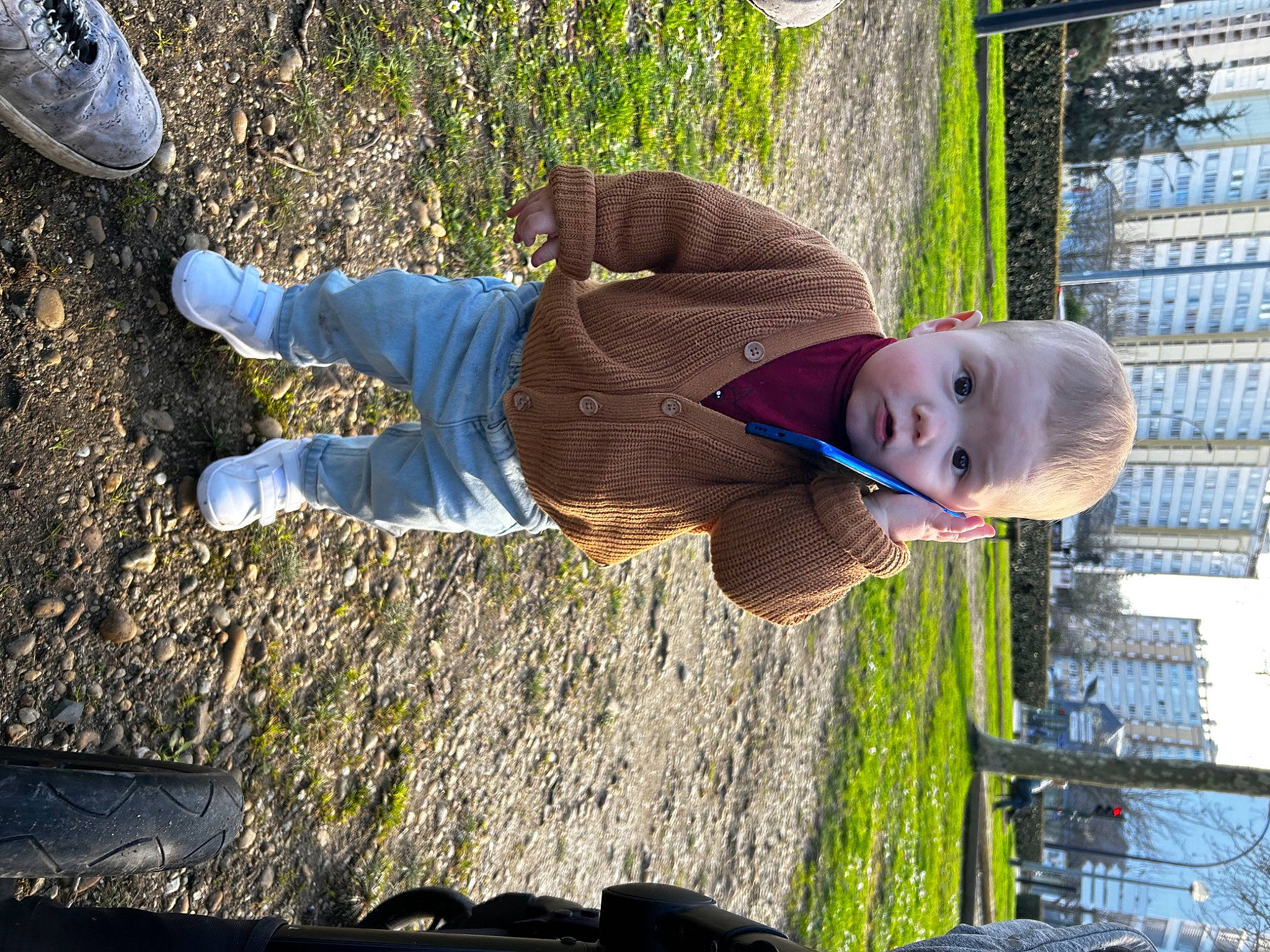 Manöé participe au concours pour gagner de l'argent avec cette photo : child, electric_blue, fun, grass, hat, human_leg, leaf, leisure, people_in_nature, person, plant, shadow, snapshot, soil, spring, surprise, toddler, tree, walking_shoe, wood