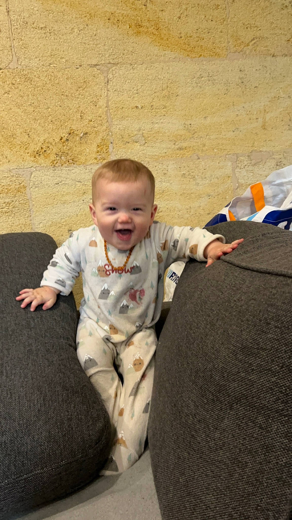 Manöé a rejoint le concours — aidez-le/la à gagner de superbes lots ! baby, baby_toddler_clothing, ball, child, comfort, flooring, fun, grass, happy, head, joy, people_in_nature, person, play, sitting, skin, sleeve, smile, soil, t_shirt