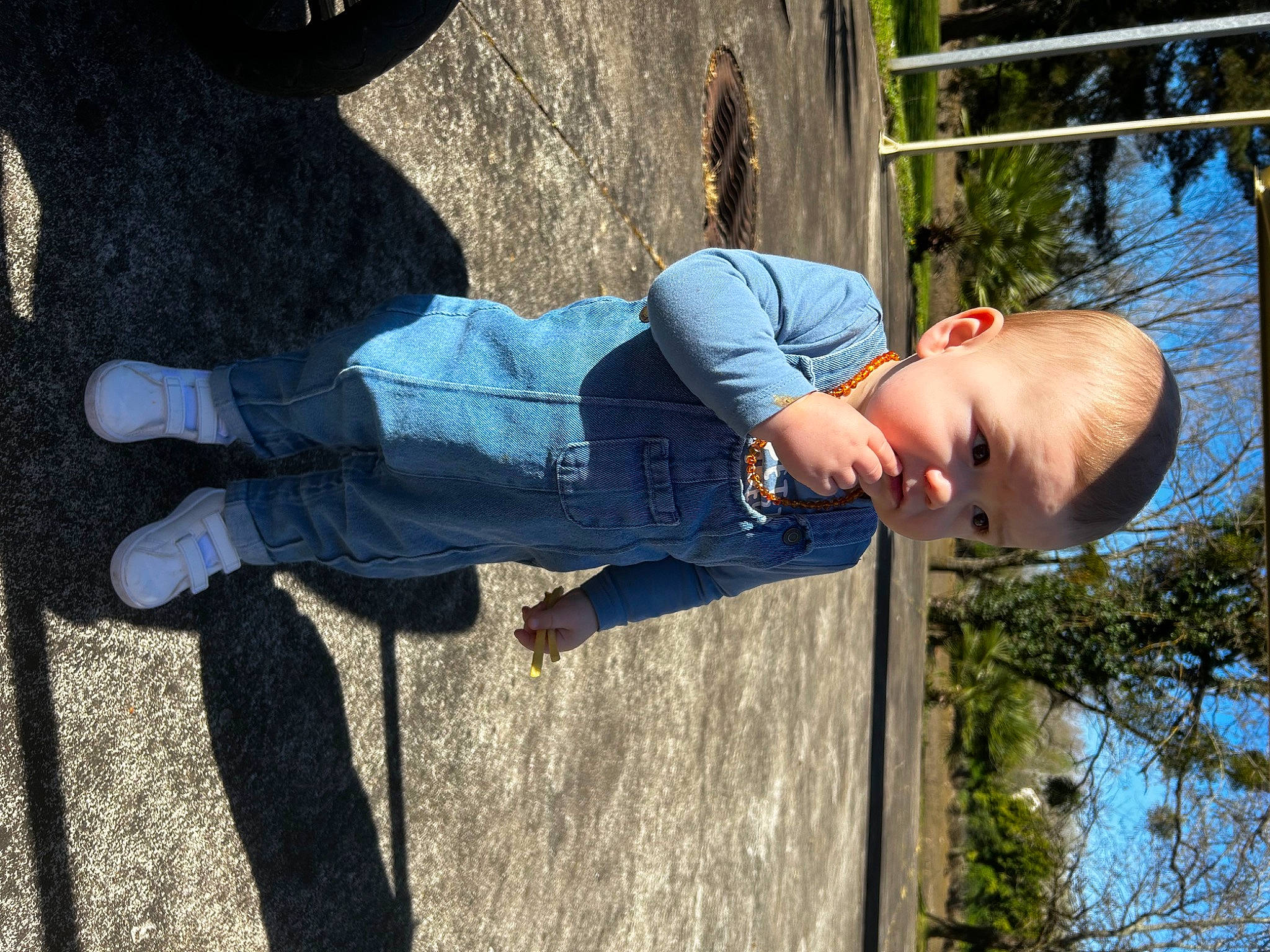 Manöé participe au concours pour gagner de l'argent avec cette photo : child, denim, electric_blue, fun, grass, happy, hat, human_leg, leisure, people_in_nature, person, plant, shadow, toddler, tree, walking_shoe