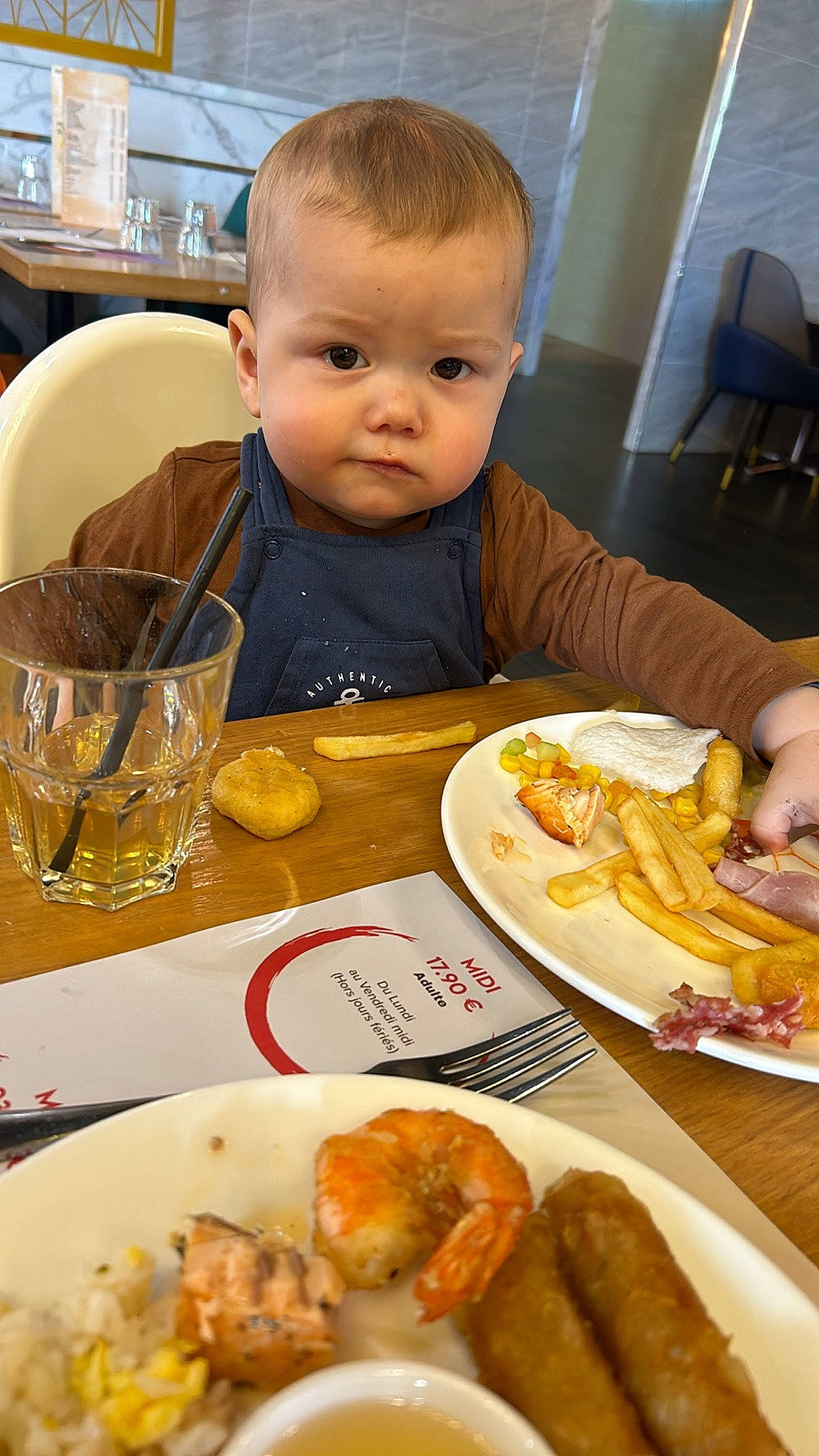 Manöé a rejoint le concours — aidez-le/la à gagner de superbes lots ! baby, chair, cuisine, deep_frying, dish, fast_food, finger_food, food, food_craving, french_fries, fried_food, ingredient, junk_food, person, plate, produce, recipe, sharing, table, tableware