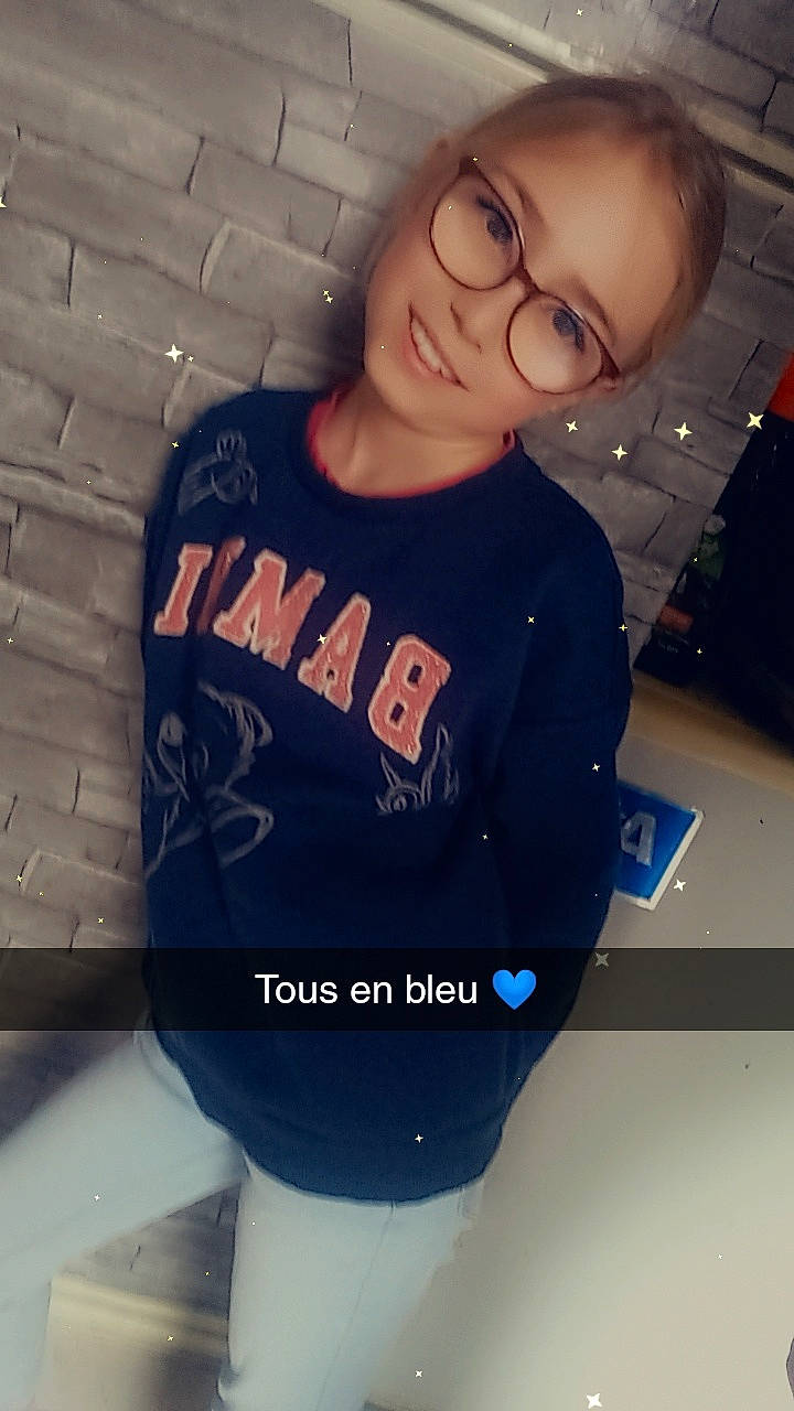 Alysée participe au concours pour gagner de l'argent avec cette photo : active_shirt, black_hair, cool, electric_blue, eyebrow, eyewear, flash_photography, forehead, fun, hair, head, jaw, jersey, joy, neck, person, selfie, shoulder, sleeve, sportswear