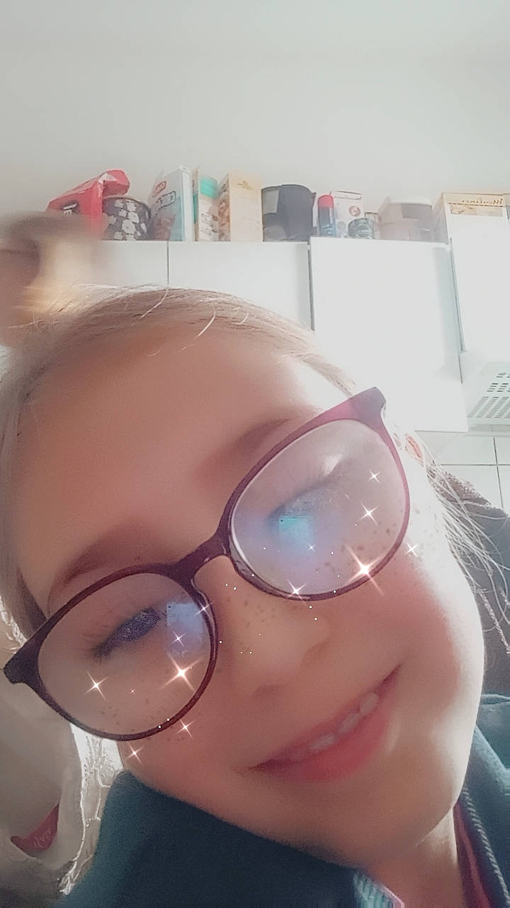 Alysée participe au concours pour gagner de l'argent avec cette photo : audio_equipment, baby, cheek, ear, eye_glass_accessory, eyelash, eyewear, fashion_accessory, fun, gadget, glasses, goggles, happy, joy, lip, nose, person, personal_protective_equipment, selfie, smile