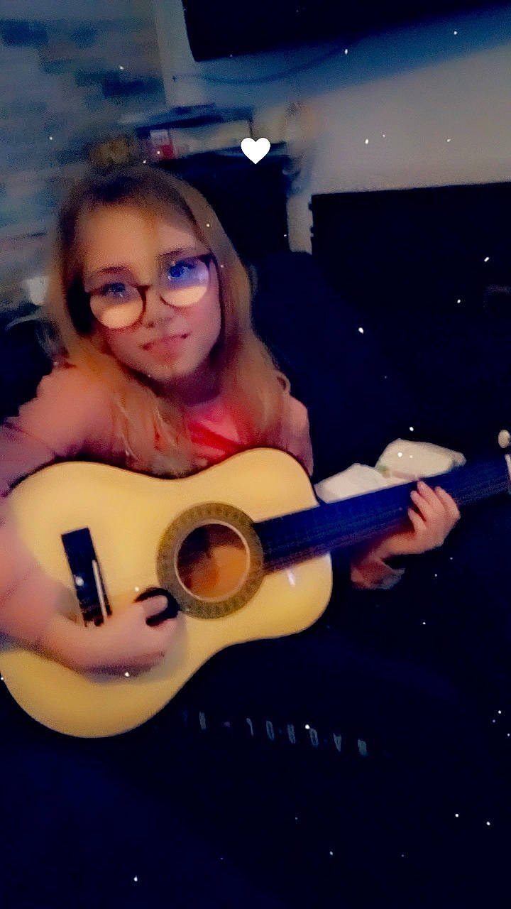 Alysée participe au concours pour gagner de l'argent avec cette photo : acoustic_guitar, cool, entertainment, eyewear, guitar, guitar_accessory, guitarist, happy, music, music_artist, musical_instrument, musical_instrument_accessory, musician, person, plucked_string_instruments, smile, string_instrument, string_instrument_accessory, thigh, thumb