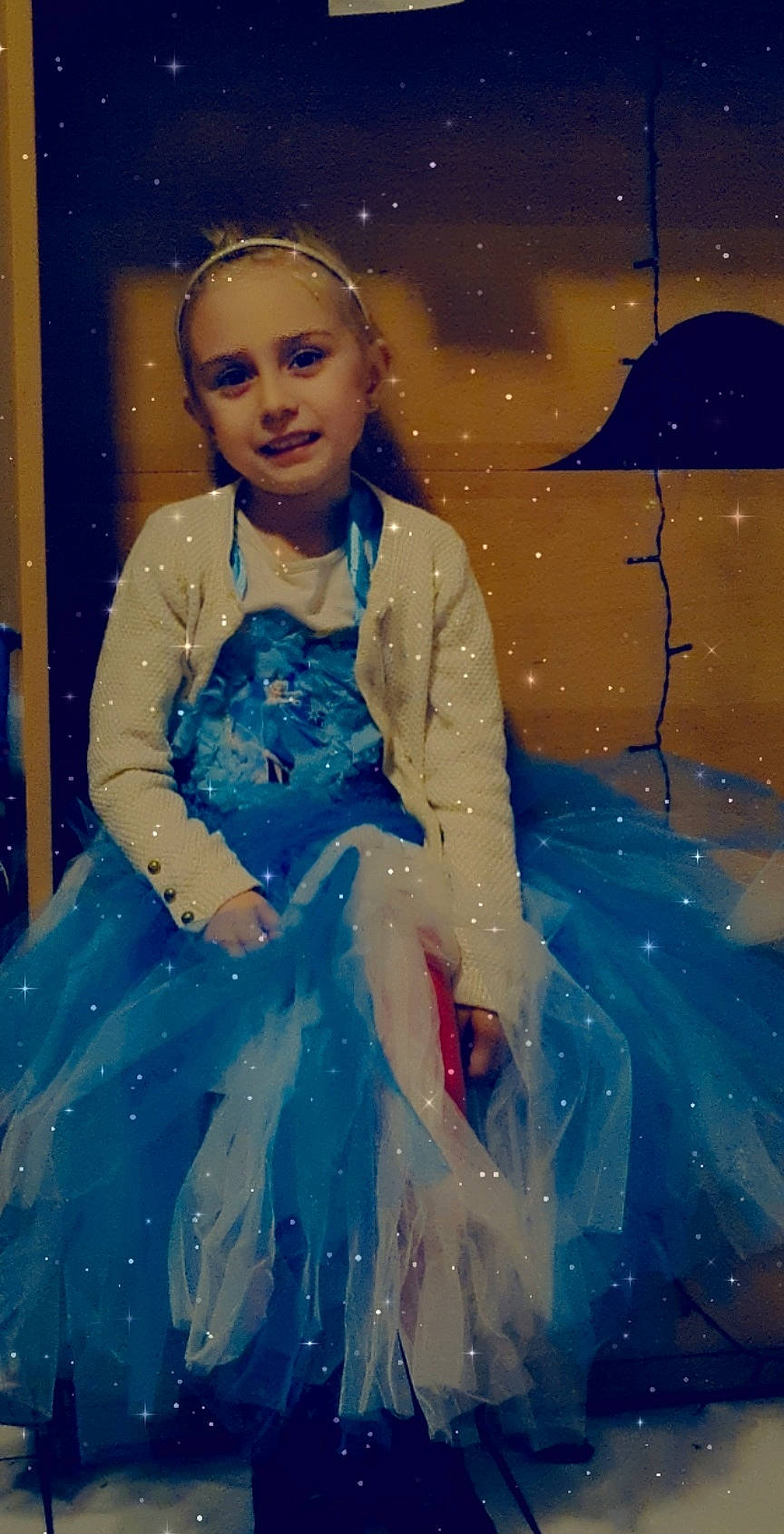 Alysee a rejoint le concours — aidez-le/la à gagner de superbes lots ! astronomical_object, blue, costume_design, electric_blue, embellishment, fashion_design, fur, human, joy, one_piece_garment, painting, person, portrait, sleeve, space, vintage_clothing