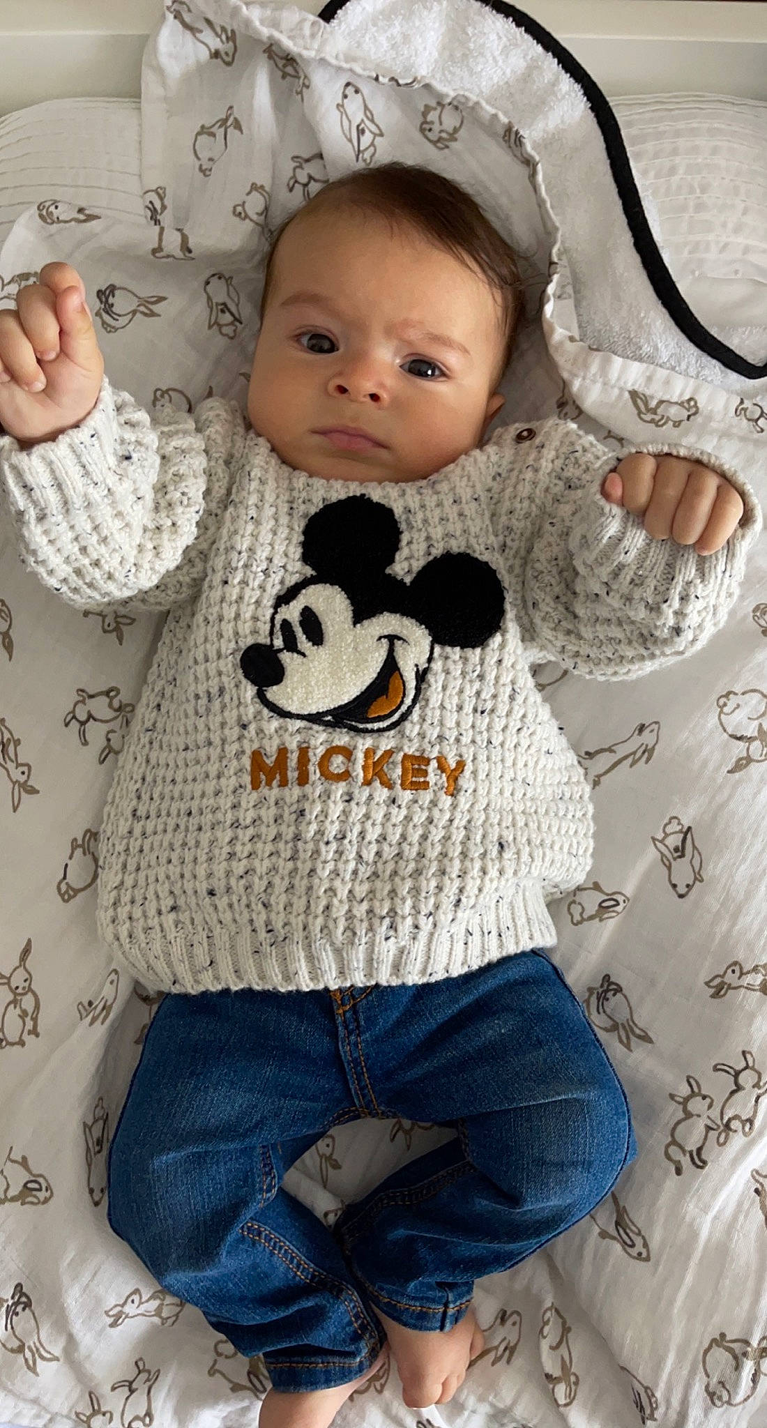 Ismaïl a rejoint le concours — aidez-le/la à gagner de superbes lots ! baby_toddler_clothing, comfort, finger, gesture, hand, happy, headgear, jeans, organ, outerwear, person, product, skin, sleeve, smile, t_shirt, textile, thumb, toddler, toy