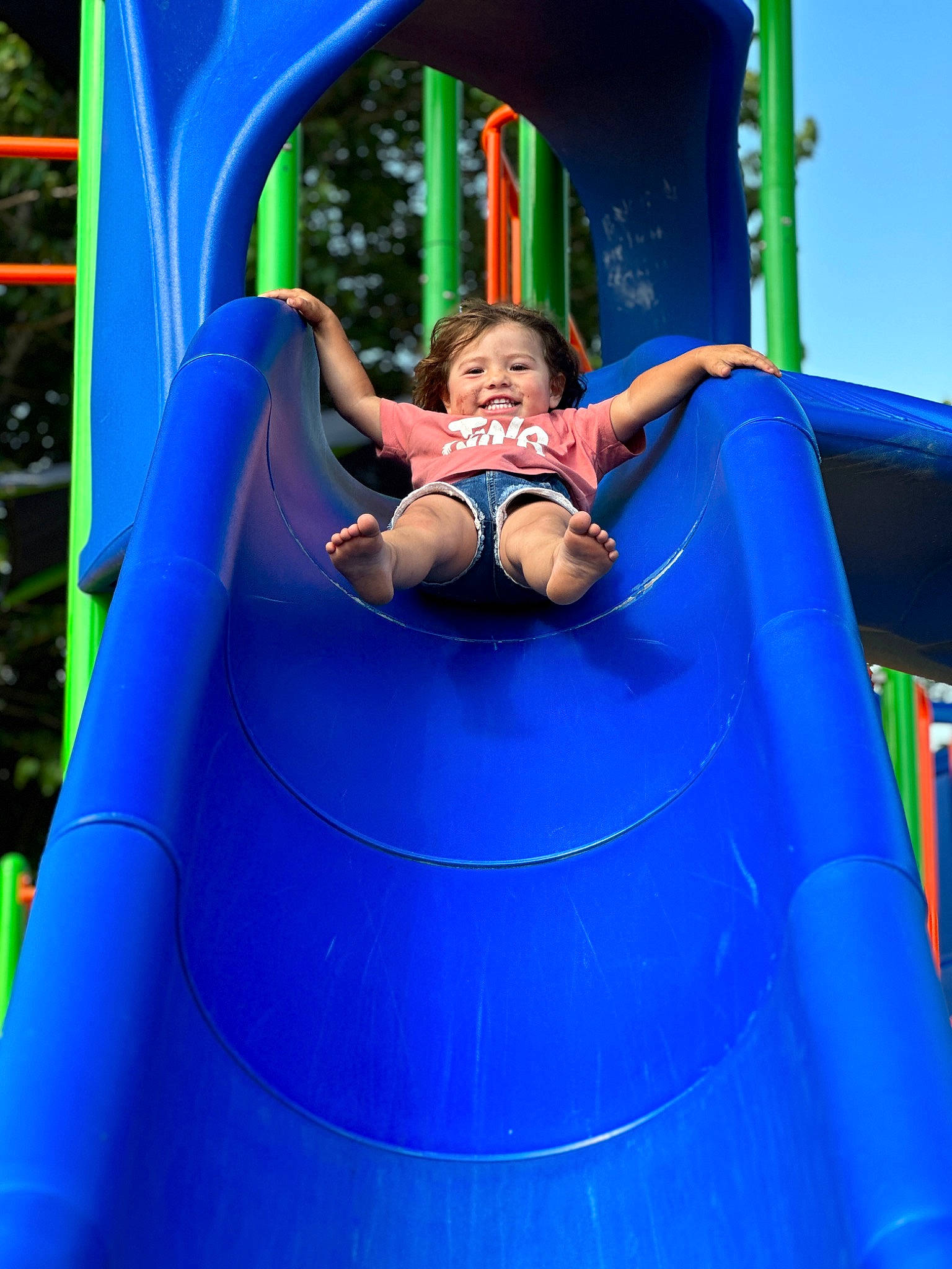 Amarís is registered to the contest to win money with this photo: baby_toddler_clothing, black, blue, child, chute, city, electric_blue, fun, green, joy, leisure, light, organ, outdoor_play_equipment, person, photograph, play, playground, product, recreation