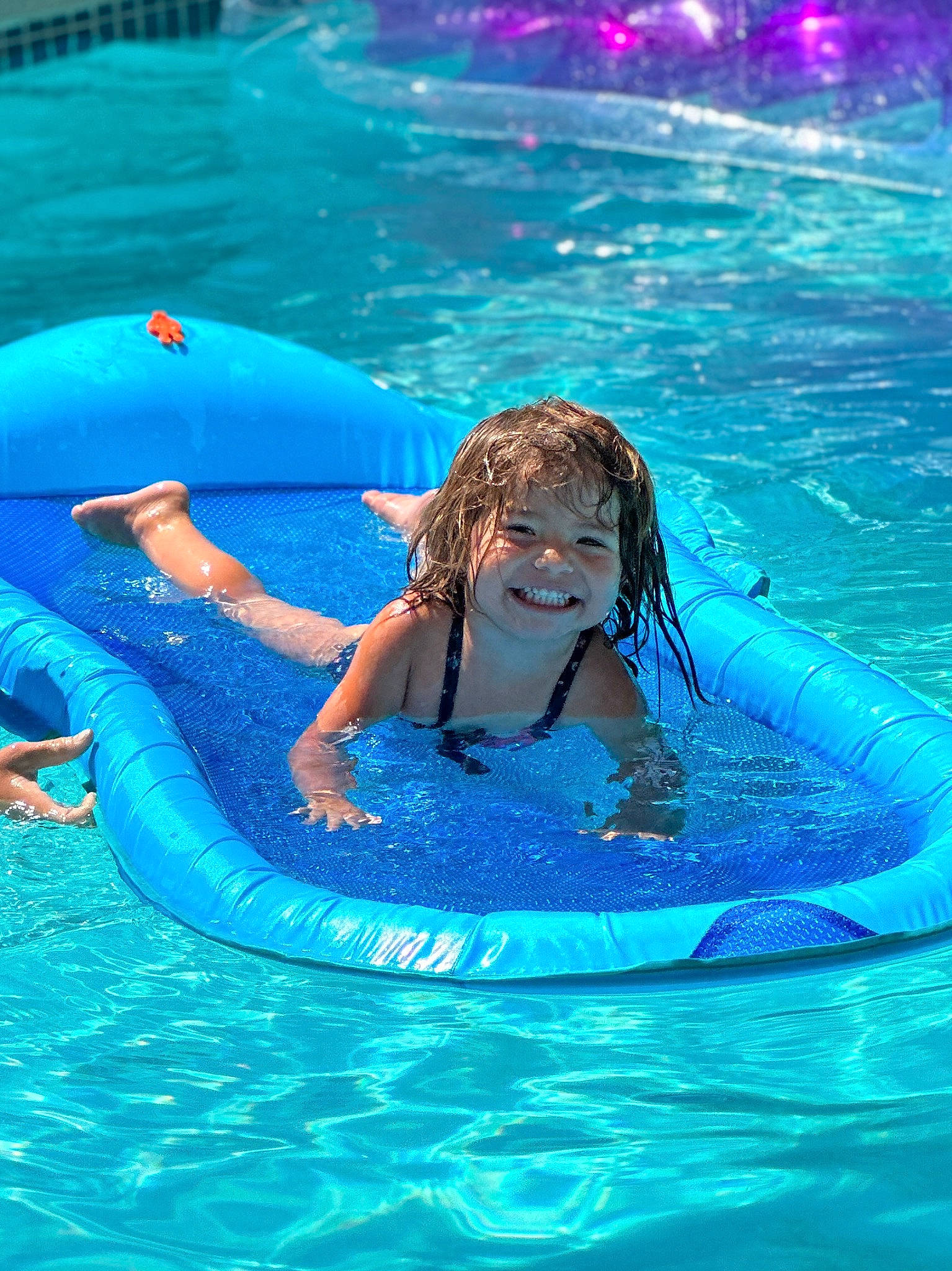 Amarís is registered to the contest to win money with this photo: aqua, azure, blue, child, electric_blue, fluid, fun, games, happy, joy, leisure, leisure_centre, liquid, person, personal_protective_equipment, recreation, smile, summer, swimming_pool, swimwear