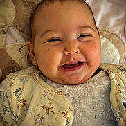 Naya a rejoint le concours — aidez-le/la à gagner de superbes lots ! baby, smiling, face, infant, child, clothing, jacket, blanket, pattern, bird, happy, cute, portrait, closeup, young, skin, texture, warm, indoor, head