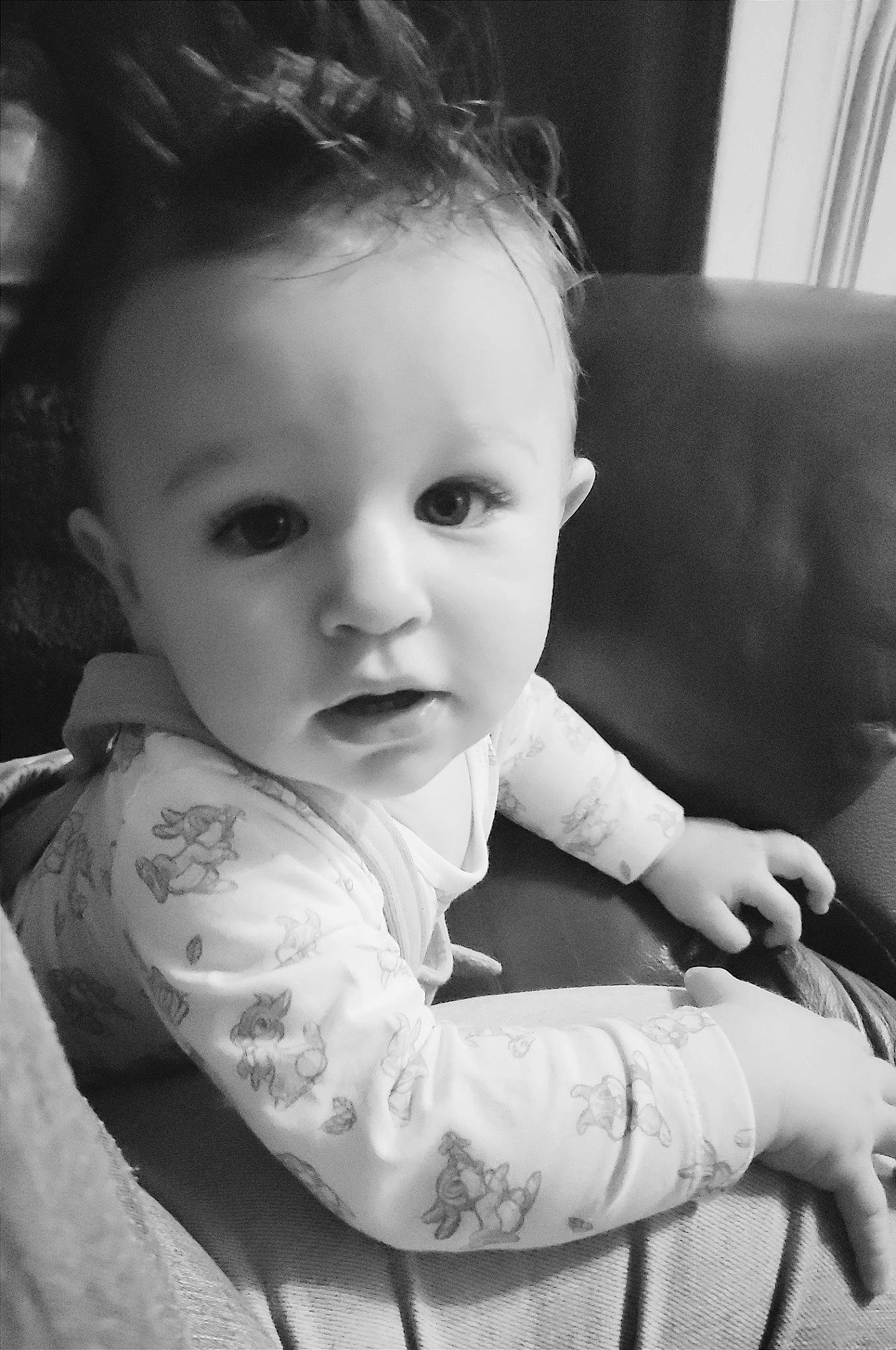 Sam participe au concours pour gagner de l'argent avec cette photo : arm, black, black_and_white, cheek, comfort, cool, eye, eyebrow, facial_expression, finger, flash_photography, gesture, hair, happy, iris, person, shoulder, skin, sleeve, style