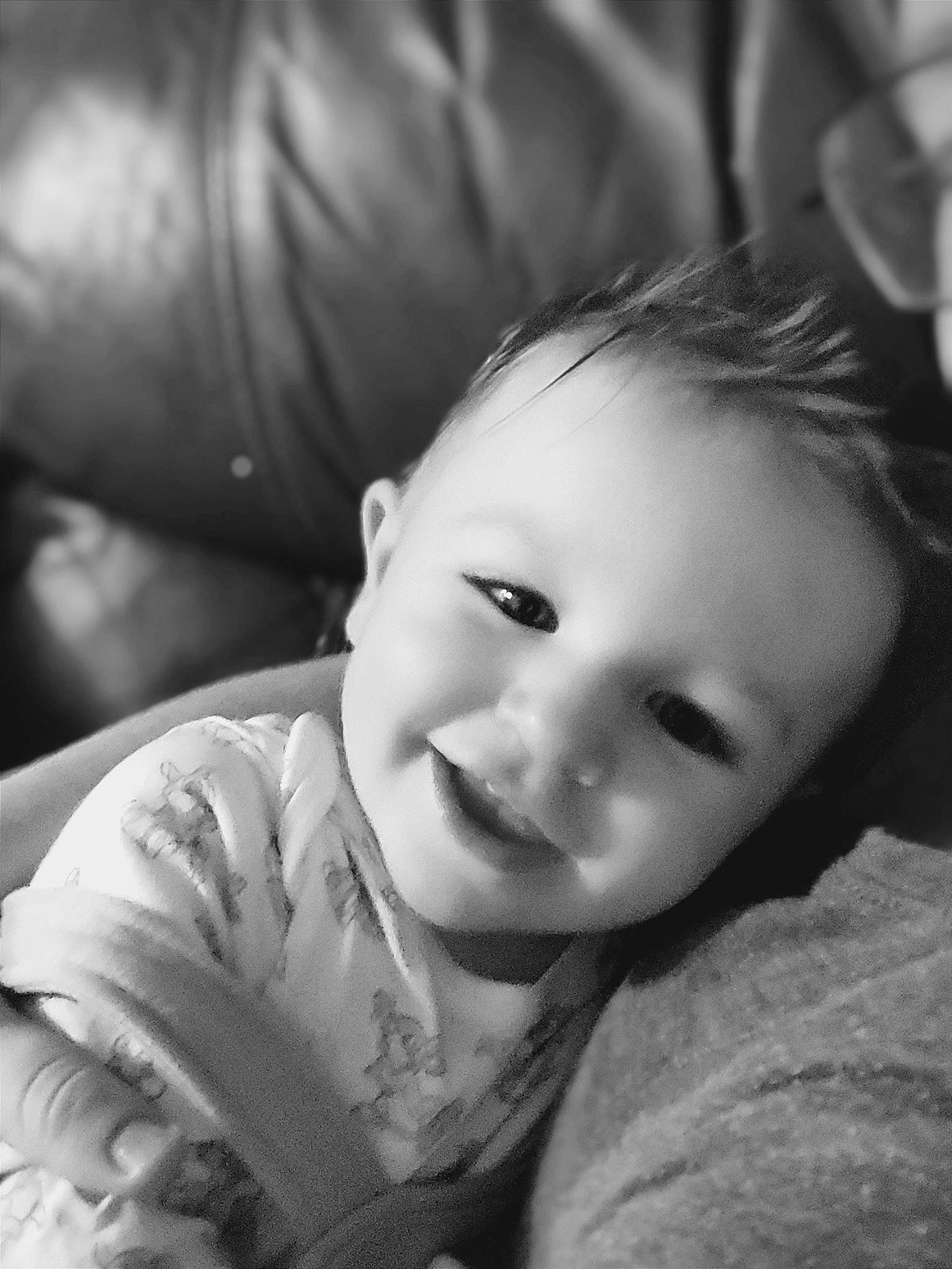 Sam a rejoint le concours — aidez-le/la à gagner de superbes lots ! baby, black, black_and_white, cheek, child, comfort, eye, eyebrow, flash_photography, hair, happy, iris, joy, lip, monochrome, nose, person, skin, smile, style