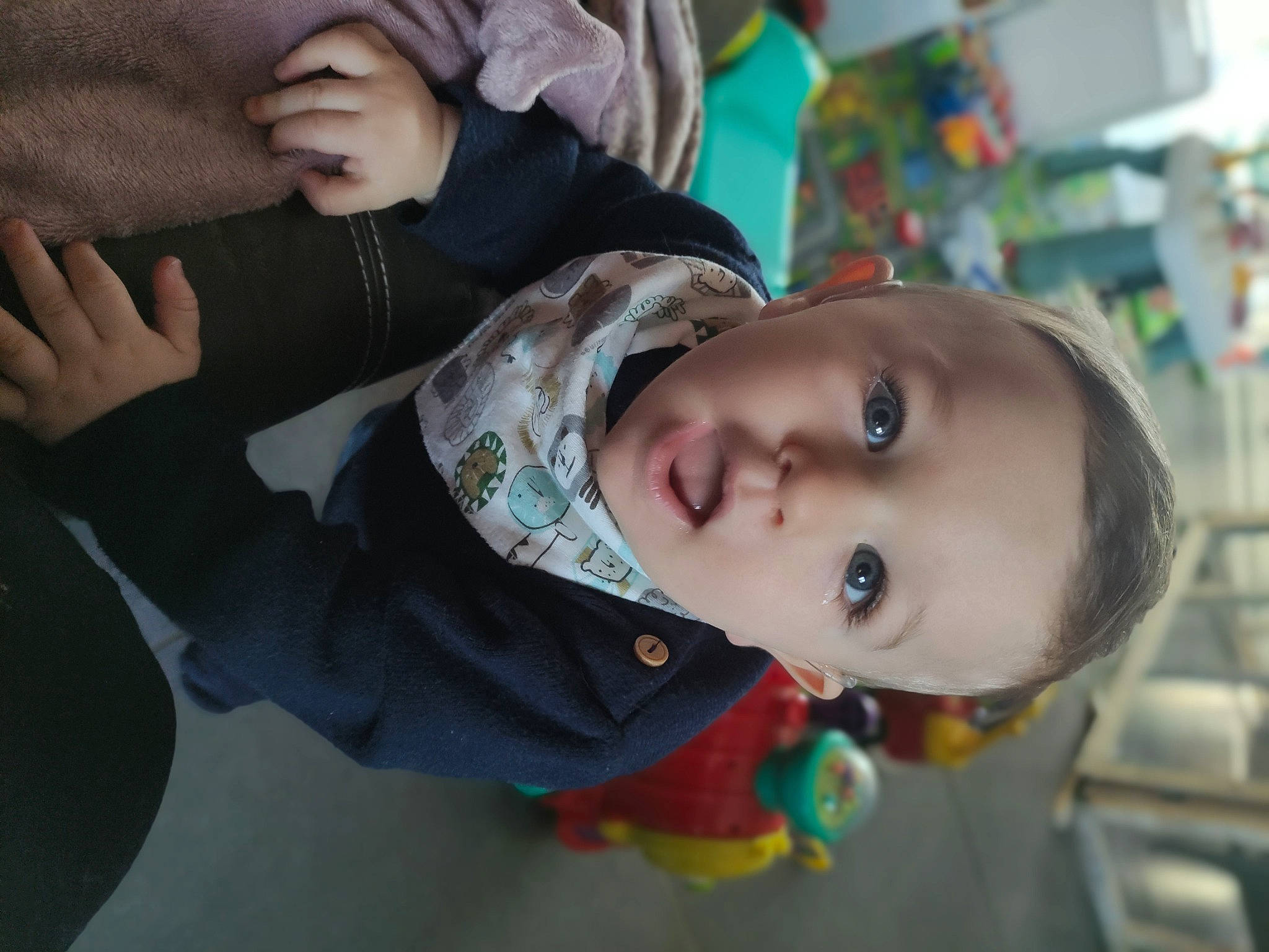 Sam a rejoint le concours — aidez-le/la à gagner de superbes lots ! baby, baby_toddler_clothing, cheek, child, comfort, eye, eyelash, facial_expression, fun, gesture, happy, iris, mouth, nose, outerwear, person, sitting, skin, sleeve, surprise