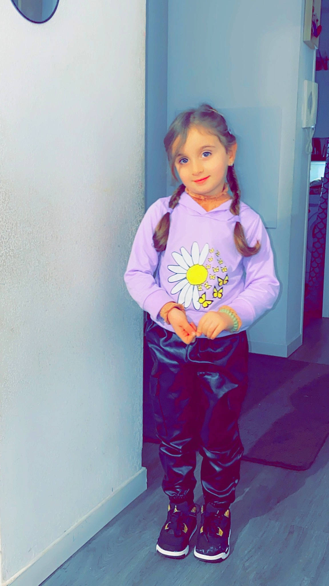 Eline a rejoint le concours — aidez-le/la à gagner de superbes lots ! baby_toddler_clothing, electric_blue, fashion_design, fun, human_leg, joint, joy, knee, magenta, outerwear, pajamas, person, pink, purple, shoe, sleeve, sportswear, sweatpant, t_shirt, textile