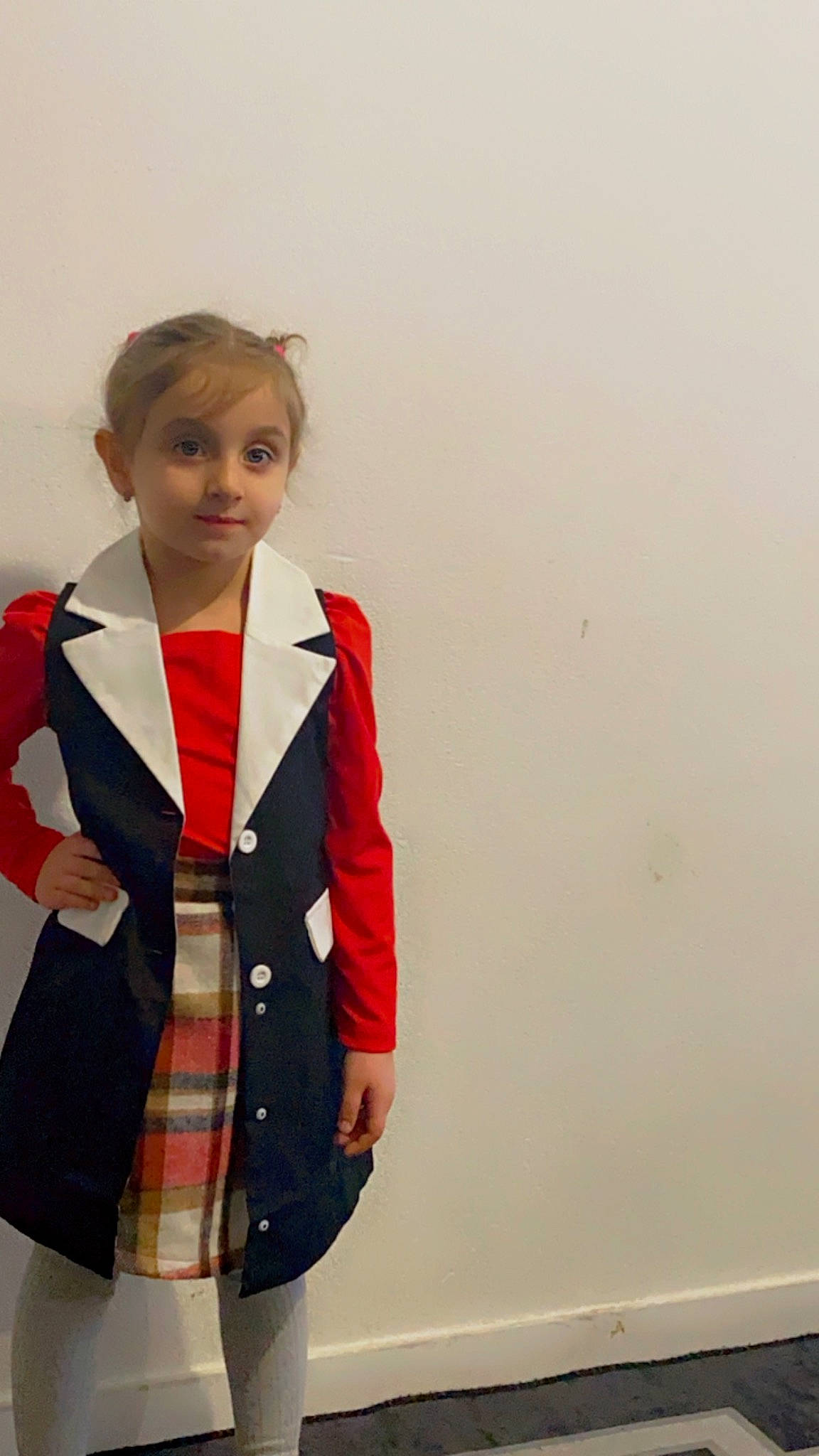 Eline a rejoint le concours — aidez-le/la à gagner de superbes lots ! blazer, collar, day_dress, dress_shirt, electric_blue, event, fashion_accessory, fashion_design, formal_wear, hair, knee, neck, pattern, person, plaid, school_uniform, sleeve, smile, tartan, uniform