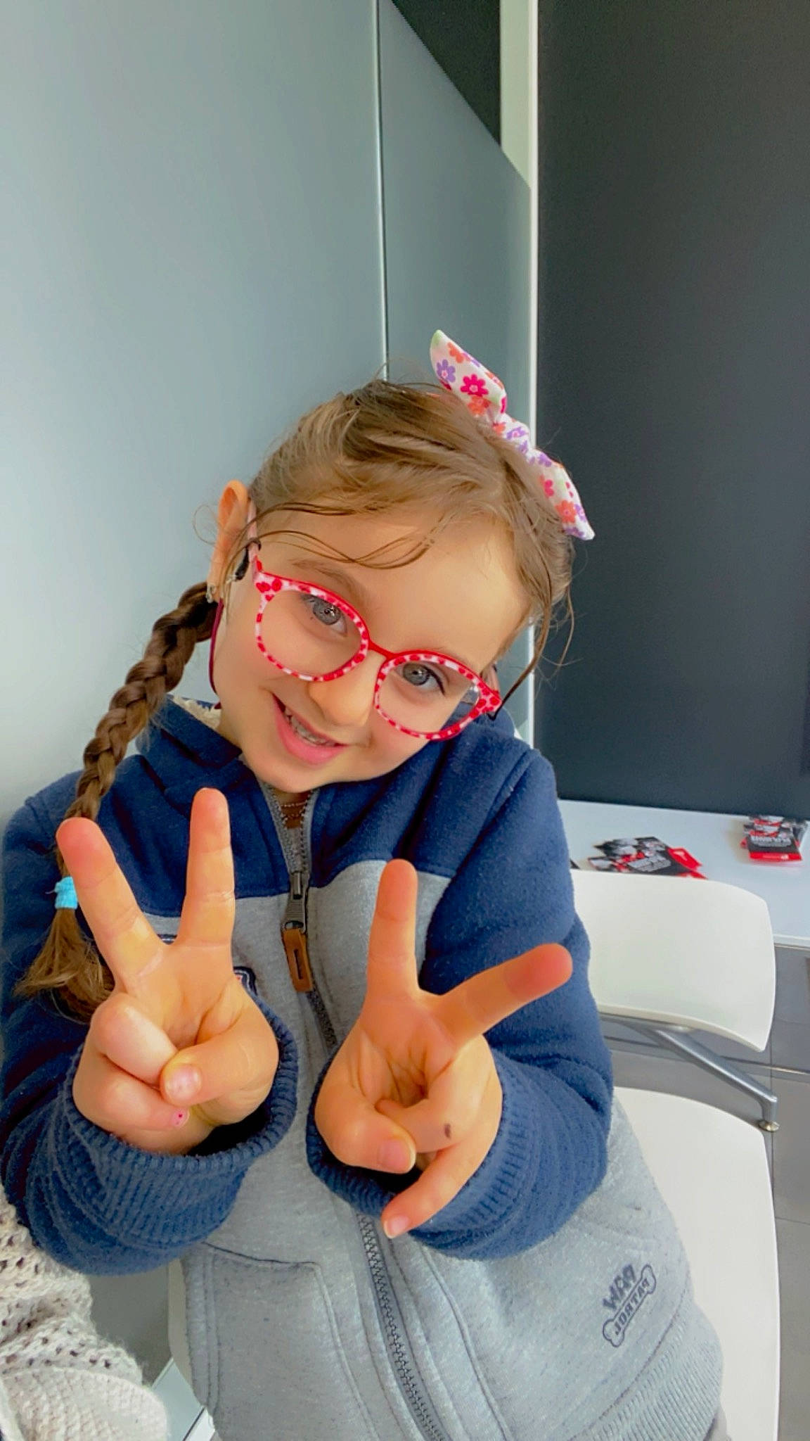 Eline participe au concours pour gagner de l'argent avec cette photo : baby, baby_toddler_clothing, child, event, eyewear, finger, fun, gesture, goggles, hand, happy, joy, nail, person, personal_protective_equipment, sitting, skin, sleeve, smile, thumb