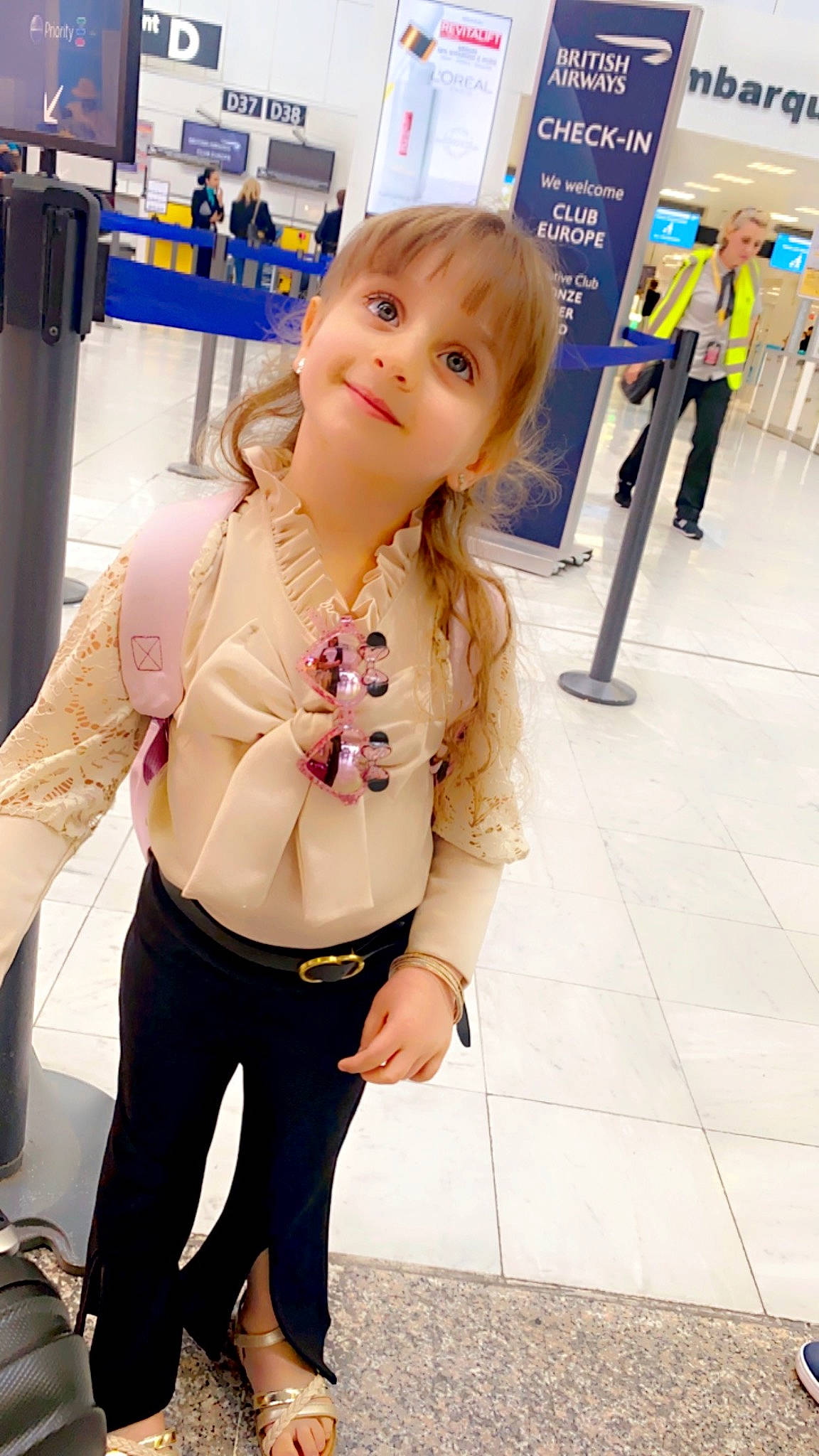 Eline a rejoint le concours — aidez-le/la à gagner de superbes lots ! abdomen, bag, belt, blazer, blond, brown_hair, chest, electric_blue, event, fashion_design, flooring, human_leg, jewellery, joint, joy, long_hair, necklace, person, sleeve, thigh