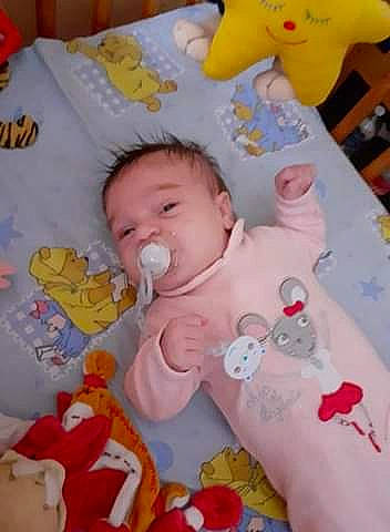 Jade a rejoint le concours — aidez-le/la à gagner de superbes lots ! baby, baby_products, baby_toys, bedtime, cheek, child, mouth, person, play, product, textile, toddler, toy