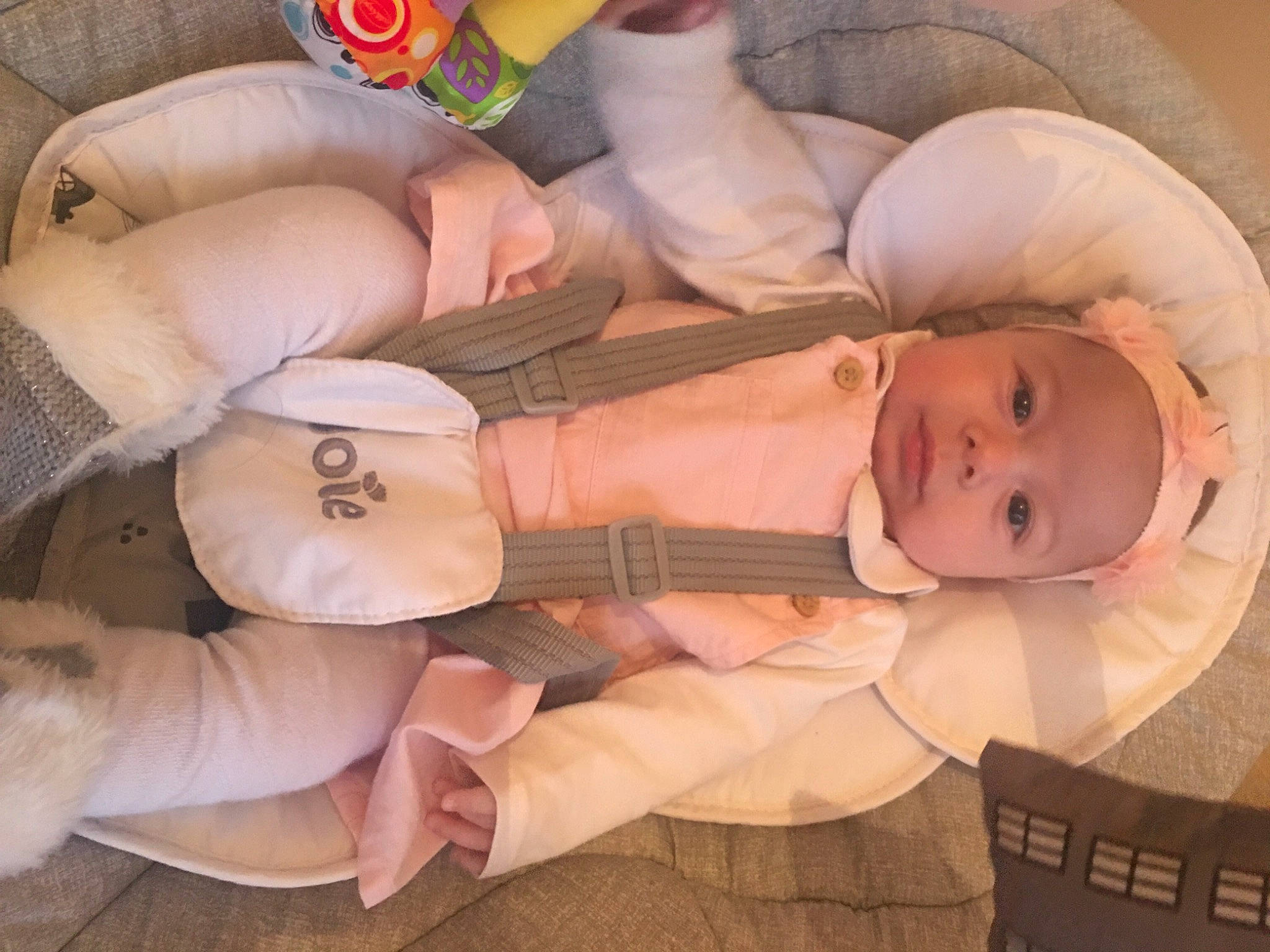 énora participe au concours pour gagner de l'argent avec cette photo : baby, baby_toddler_clothing, cheek, comfort, eye, finger, hand, headwear, human_body, mammal, mouth, nail, nose, orange, person, pink, skin, textile, thumb, toddler