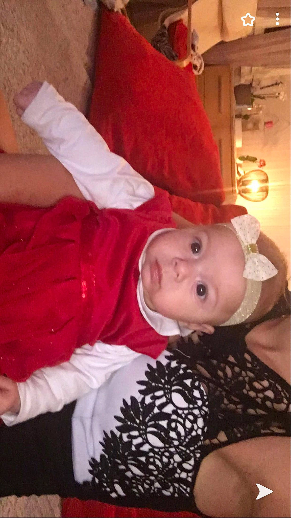 énora a rejoint le concours — aidez-le/la à gagner de superbes lots ! baby, baby_toddler_clothing, carmine, cheek, child, comfort, elbow, event, flesh, fun, hat, headwear, lap, linens, magenta, mouth, pattern, person, room, sitting
