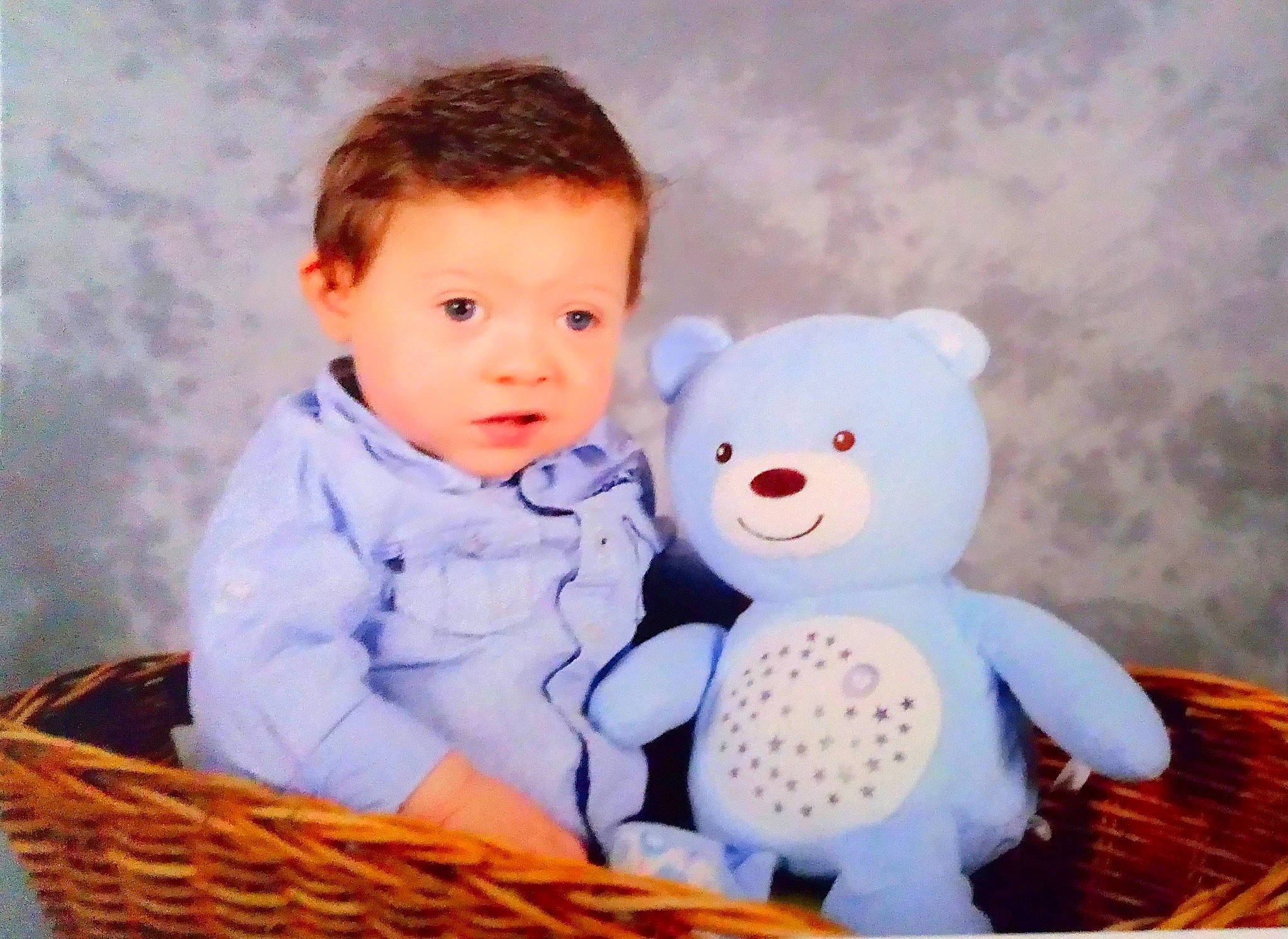 Tyron a rejoint le concours — aidez-le/la à gagner de superbes lots ! baby, baby_products, baby_toys, basket, bedtime, cheek, child, hamper, happy, holiday, person, product, smile, stuffed_toy, teddy_bear, toddler, toy