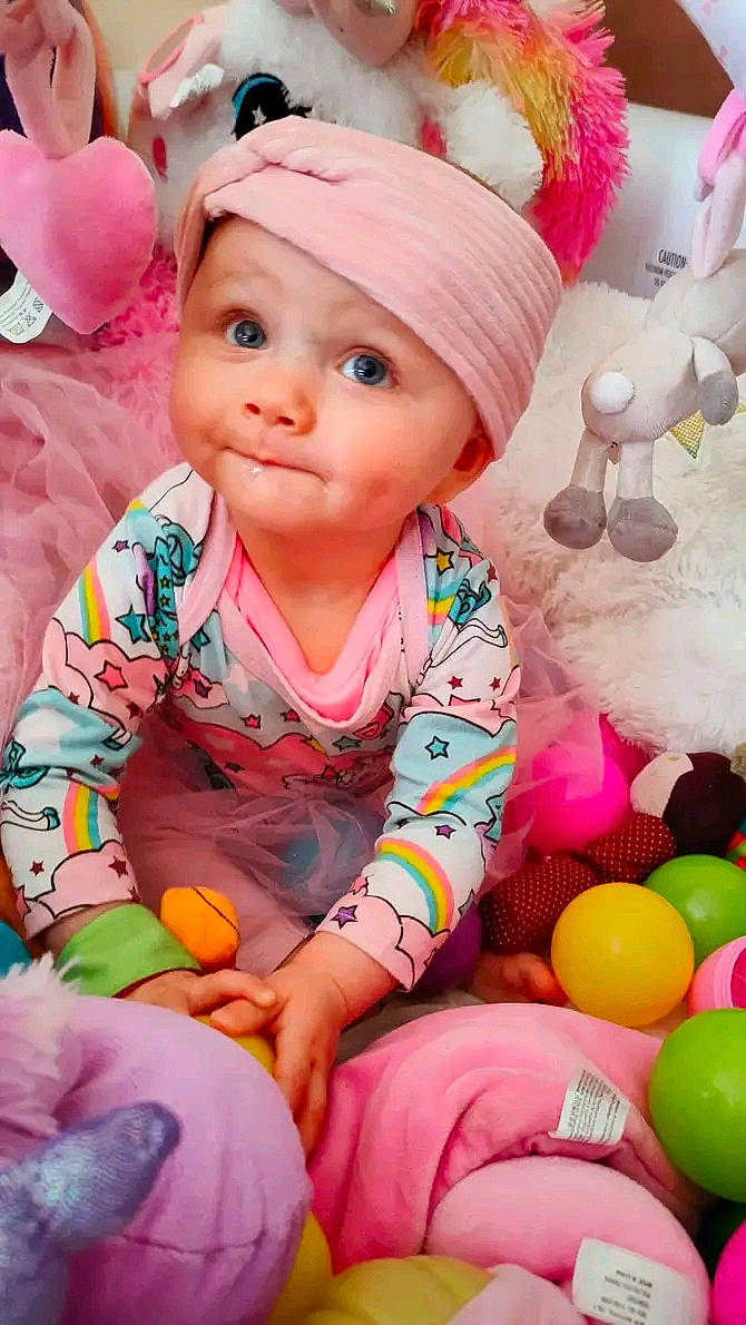 Octavia a rejoint le concours — aidez-le/la à gagner de superbes lots ! baby, baby_playing_with_toys, baby_toddler_clothing, beauty, cap, cheek, child, face, facial_expression, fun, happy, headwear, magenta, people, person, photograph, pink, skin, sleeve, snapshot