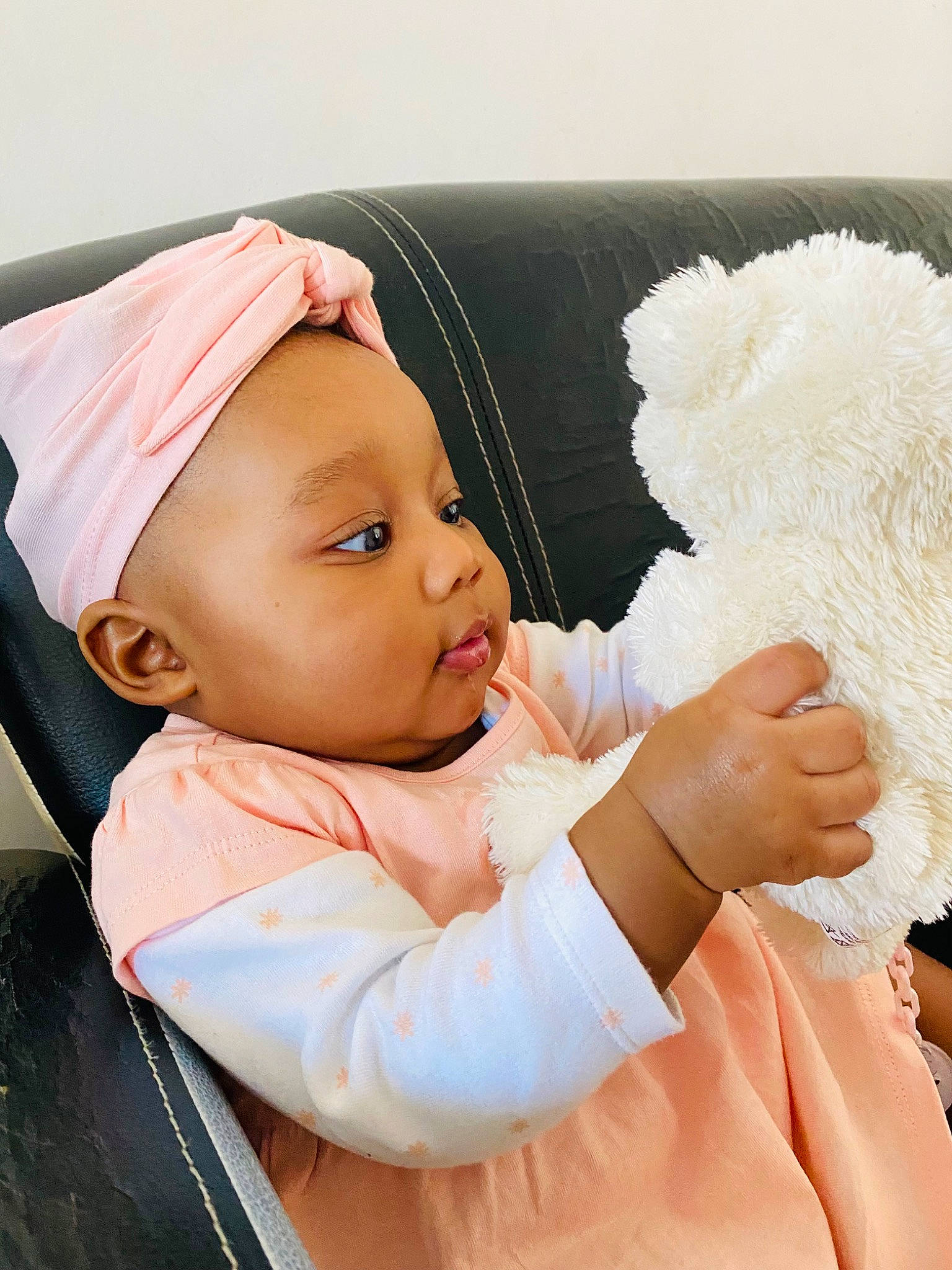 Magloire Germaine a rejoint le concours — aidez-le/la à gagner de superbes lots ! baby, baby_products, baby_sleeping, baby_toddler_clothing, cap, child, comfort, fashion_accessory, fur, gesture, happy, headgear, linens, peach, person, pink, portrait_photography, sitting, skin, sleeve