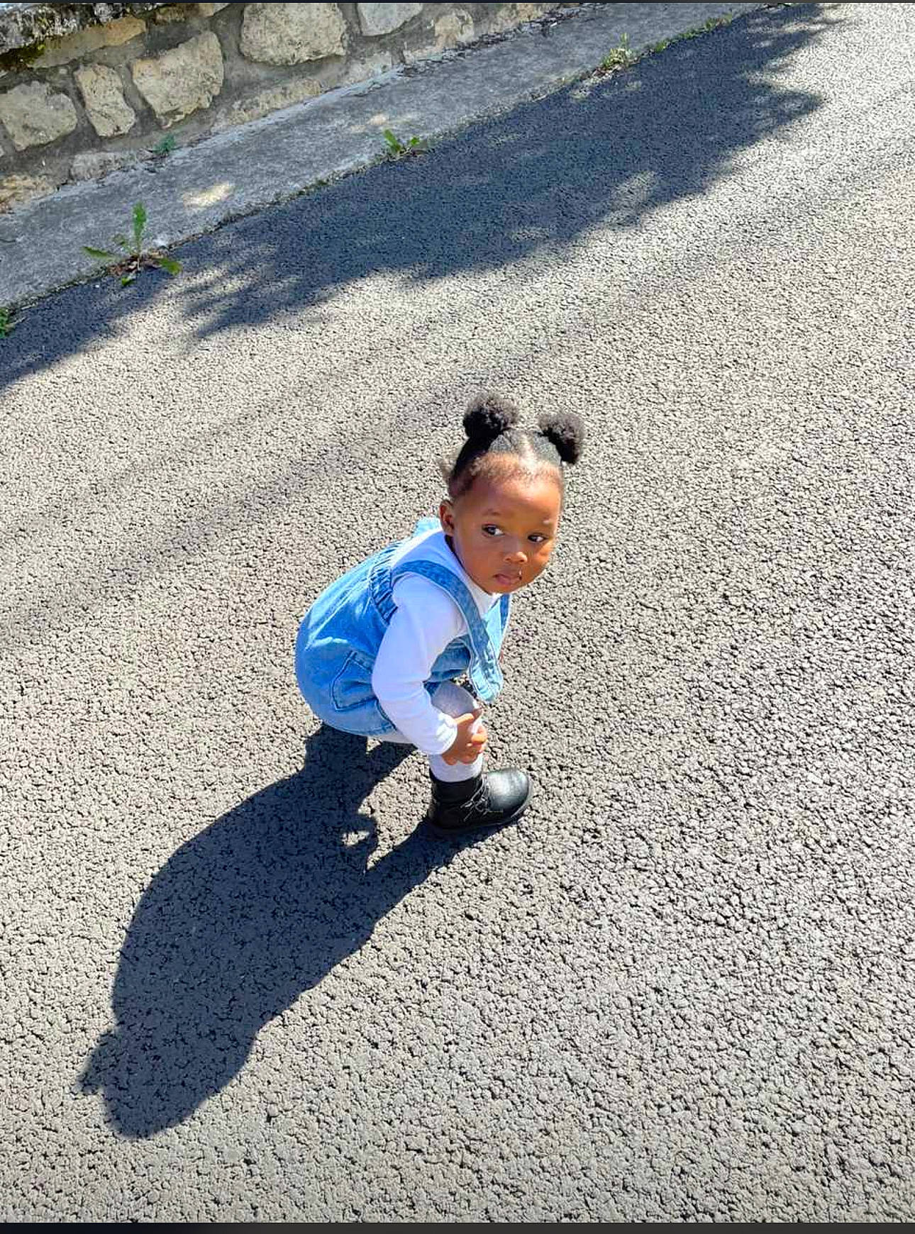 Magloire Germaine participe au concours pour gagner de l'argent avec cette photo : asphalt, child, denim, electric_blue, fun, grass, happy, landscape, leisure, people_in_nature, person, recreation, road, road_surface, shadow, sidewalk, soil, t_shirt, tar, toddler