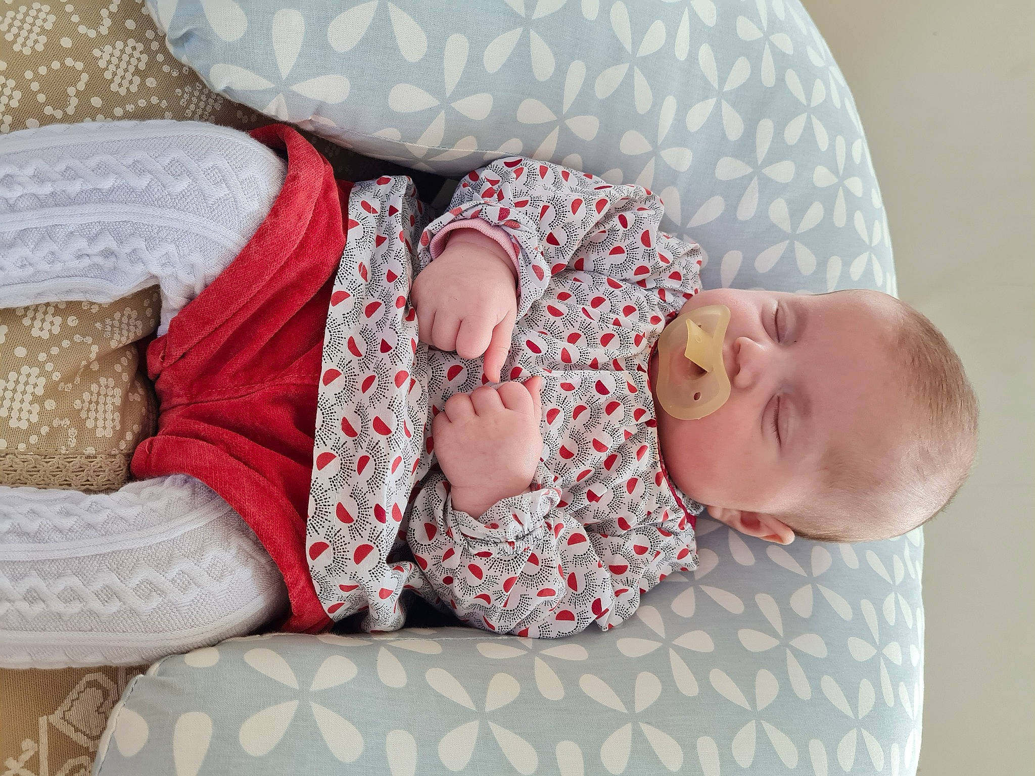 Jade a rejoint le concours — aidez-le/la à gagner de superbes lots ! arm, baby, baby_sleeping, baby_toddler_clothing, child, comfort, couch, finger, glasses, hand, headgear, human_body, leg, person, pink, product, skin, sleeve, textile, thigh