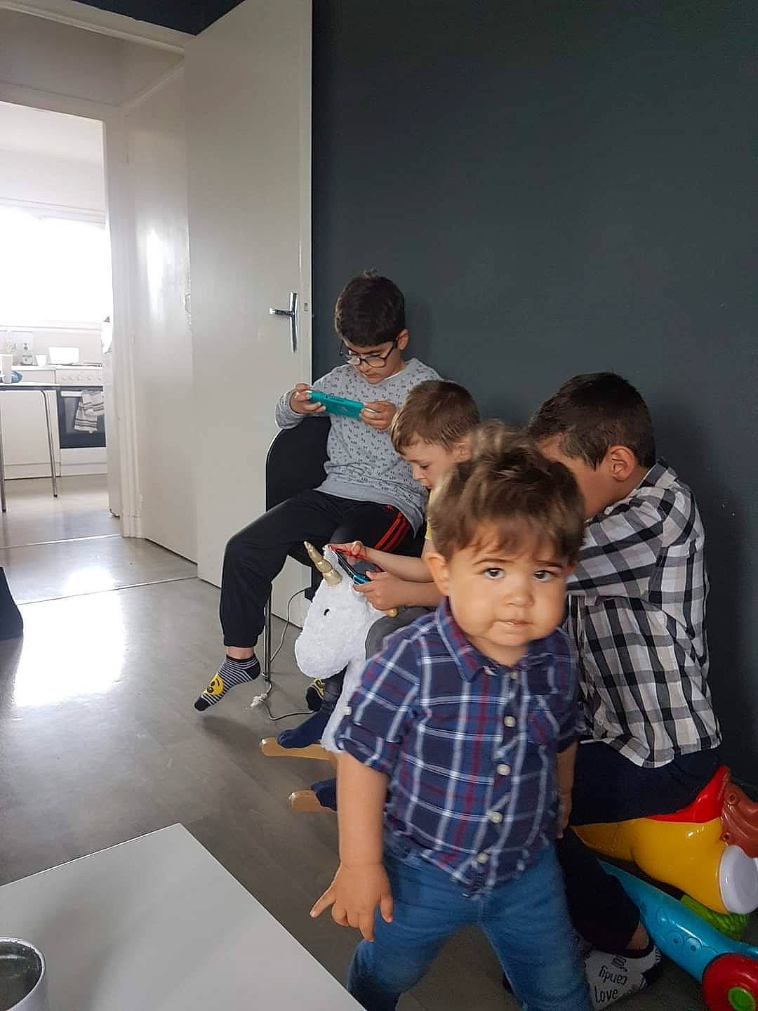 Nahyl participe au concours pour gagner de l'argent avec cette photo : chair, child, conversation, event, floor, flooring, fun, jeans, leisure, person, play, room, sharing, shoe, sitting, sneakers, sock, standing, t_shirt, toddler