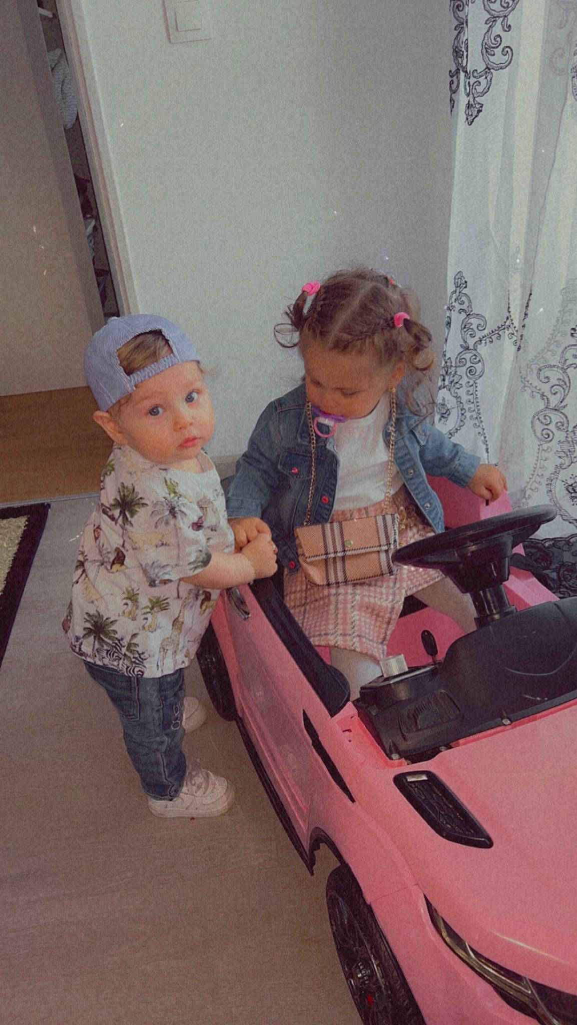Kaïs participe au concours pour gagner de l'argent avec cette photo : automotive_design, automotive_exterior, baby_products, car, child, curtain, event, flooring, fun, hat, headwear, magenta, motor_vehicle, pattern, person, pink, room, tire, toddler, toy