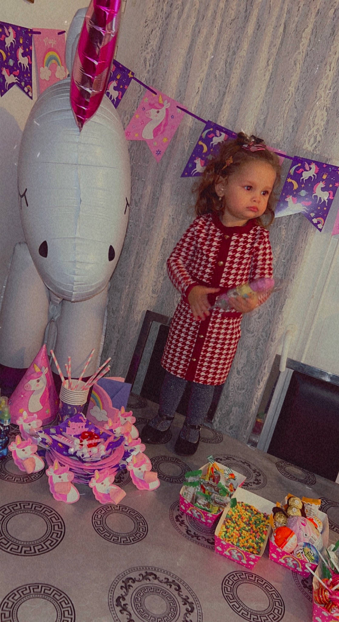 Amelya a rejoint le concours — aidez-le/la à gagner de superbes lots ! baby_toys, balloon, carmine, child, design, doll, event, fashion_design, fun, magenta, nightwear, pattern, person, pink, plaid, purple, room, sock, stuffed_toy, textile