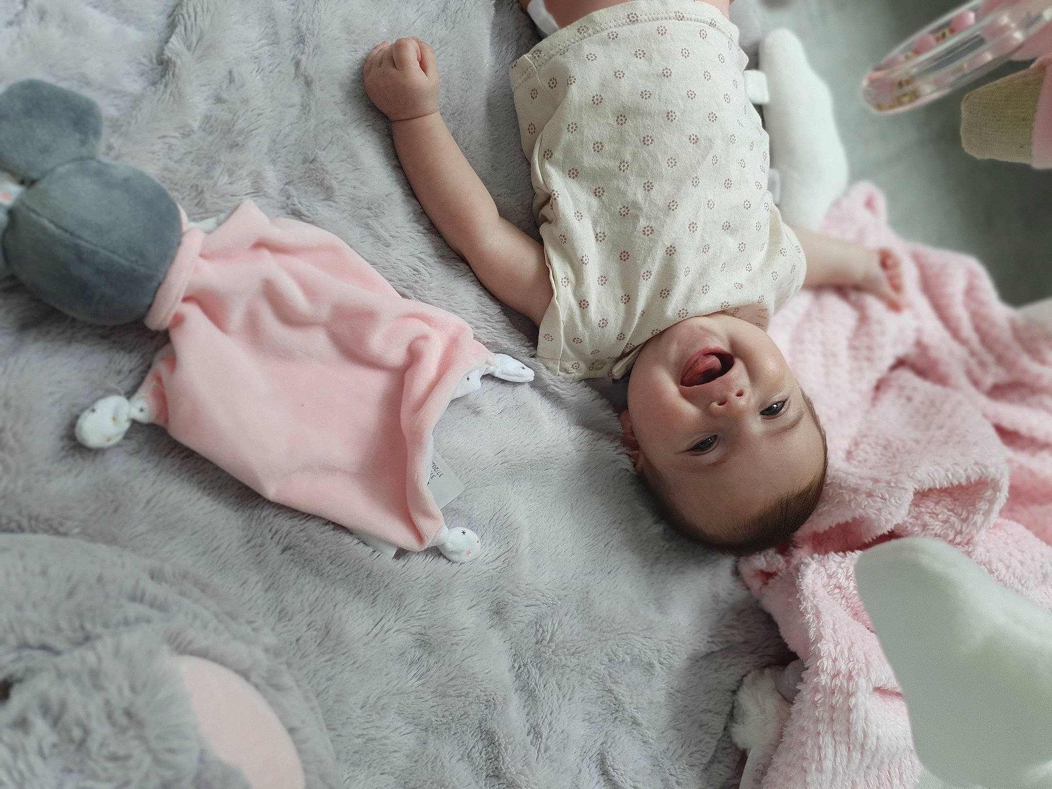 Mélya participe au concours pour gagner de l'argent avec cette photo : art, baby, baby_safety, baby_sleeping, baby_toddler_clothing, bed, bed_sheet, bedding, cheek, child, comfort, headgear, joy, linens, pattern, person, pink, room, skin, sleeve