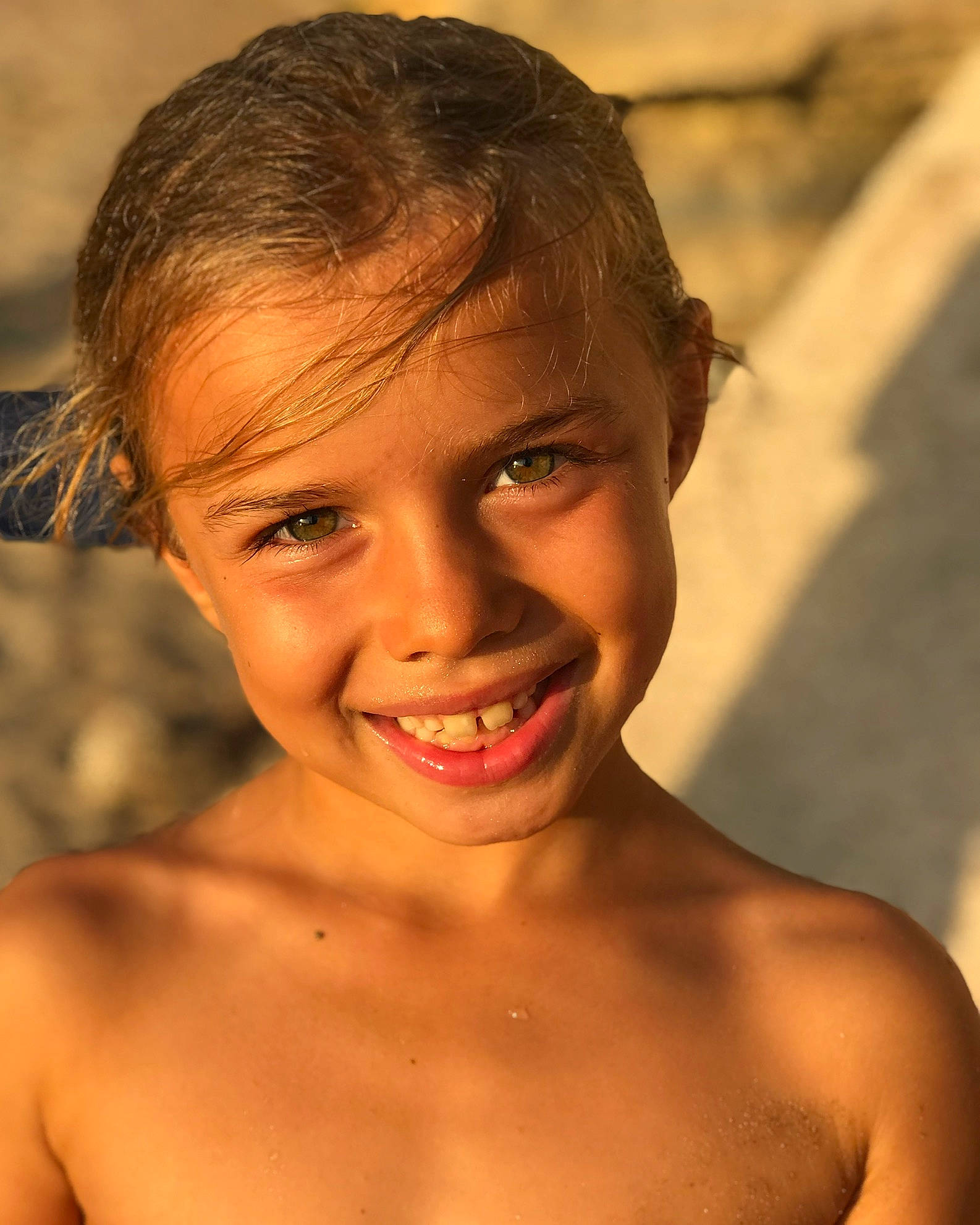 Alycia a rejoint le concours — aidez-le/la à gagner de superbes lots ! barechested, beauty, blond, brown_hair, cheek, chin, close_up, eyebrow, face, facial_expression, forehead, hair, hairstyle, head, joy, lip, muscle, neck, nose, person