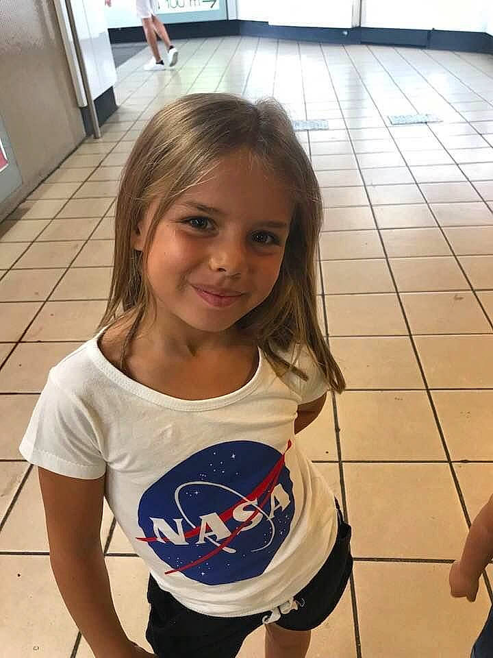 Alycia participe au concours pour gagner de l'argent avec cette photo : arm, child, head, joy, person, shoulder, sleeve, smile, sportswear, t_shirt, top