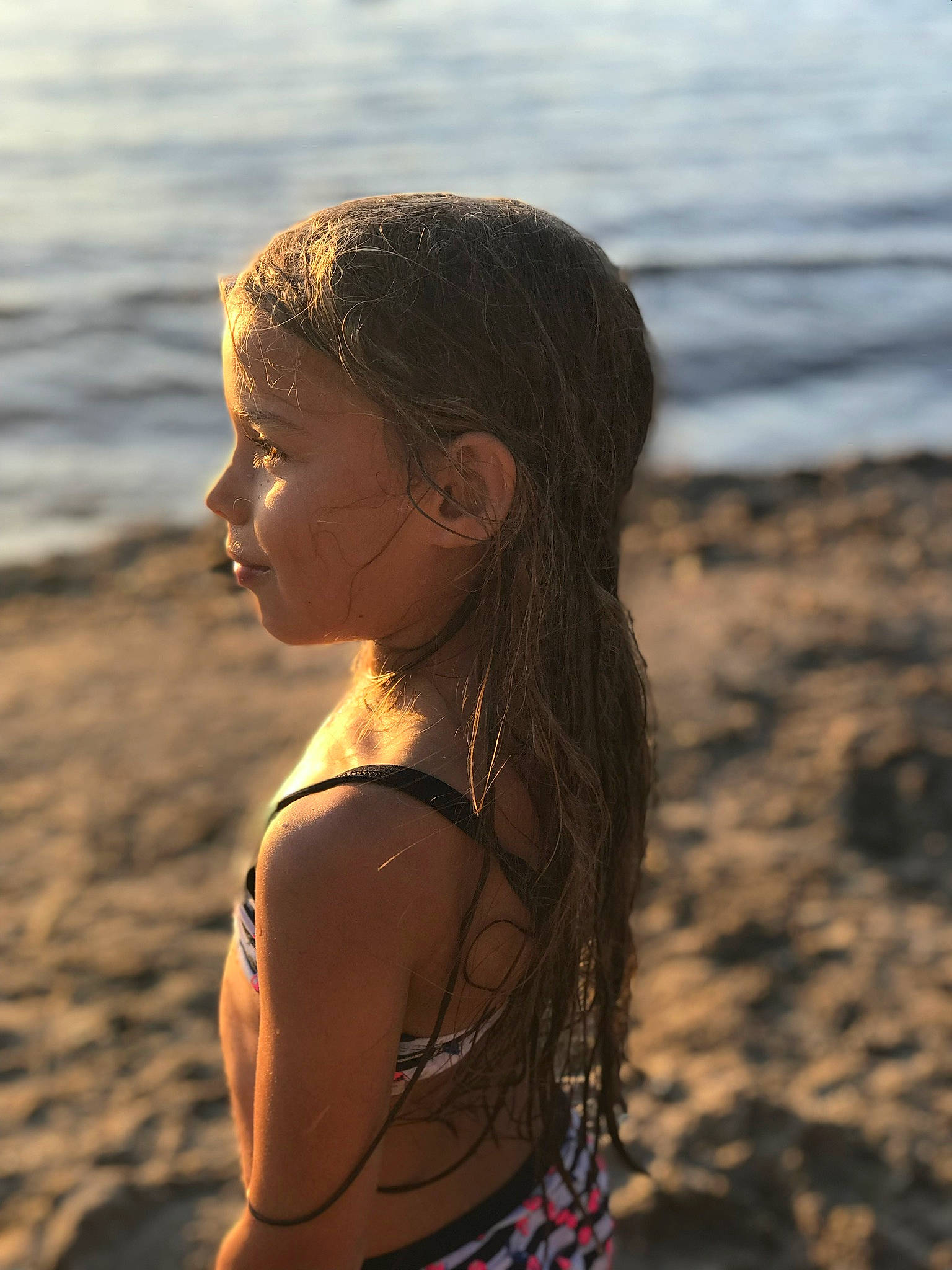 Alycia participe au concours pour gagner de l'argent avec cette photo : back, beach, beauty, black_hair, brown_hair, hair, hairstyle, happy, human, long_hair, ocean, person, photography, sand, sea, smile, summer, sunlight, surfer_hair, vacation