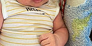 Teaotinirau a rejoint le concours — aidez-le/la à gagner de superbes lots ! baby, blanket, chubby, closeup, comfort, cute, expression, face, hand, head, indoors, infant, legs, lying_down, onesie, person, resting, skin, soft_texture, striped_clothing