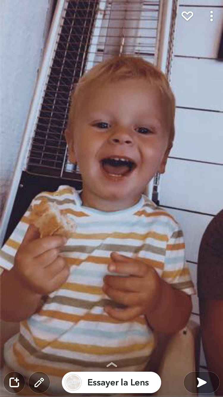 Tyler participe au concours pour gagner de l'argent avec cette photo : baby, baby_toddler_clothing, cheek, child, facial_expression, finger, gesture, hand, happy, lip, mouth, nose, organ, person, skin, sleeve, smile, t_shirt, thumb, toddler