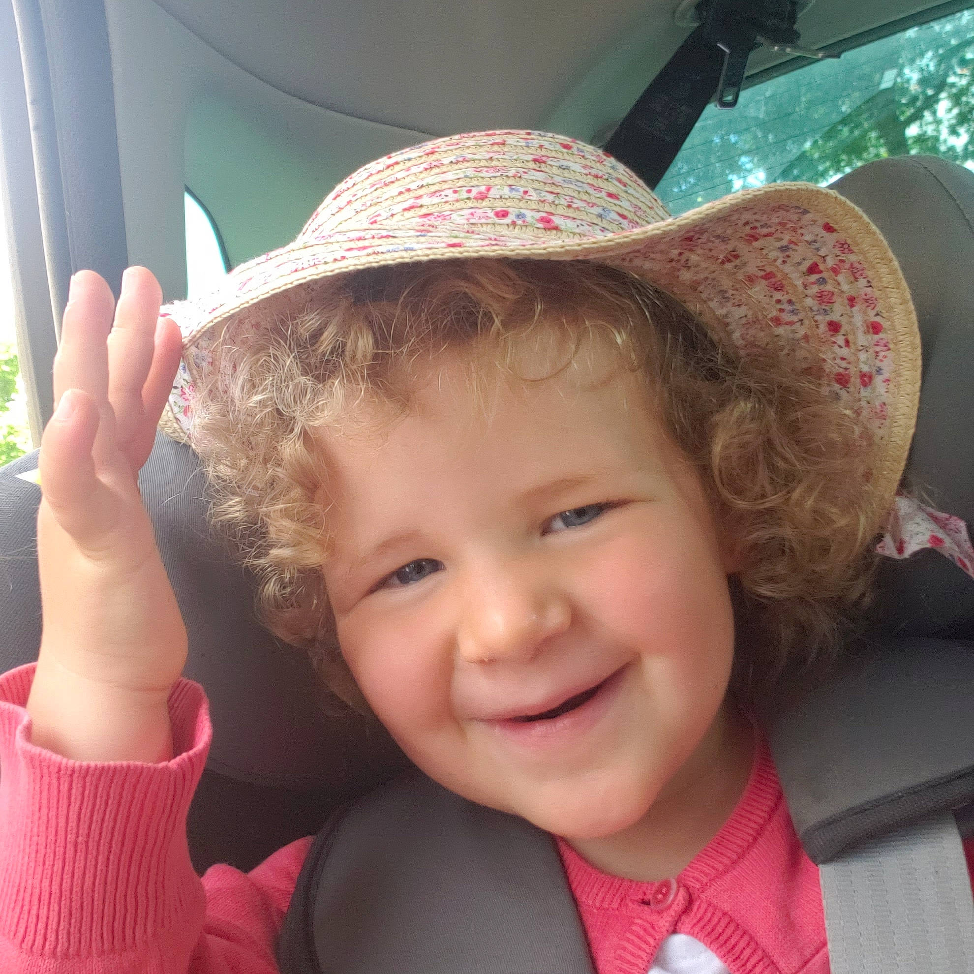 Charlotte participe au concours pour gagner de l'argent avec cette photo : bonnet, child, costume_hat, cowboy_hat, ear, fashion_accessory, fun, gesture, hand, happy, hat, headgear, joy, person, pink, skin, smile, sun_hat, toddler, vacation