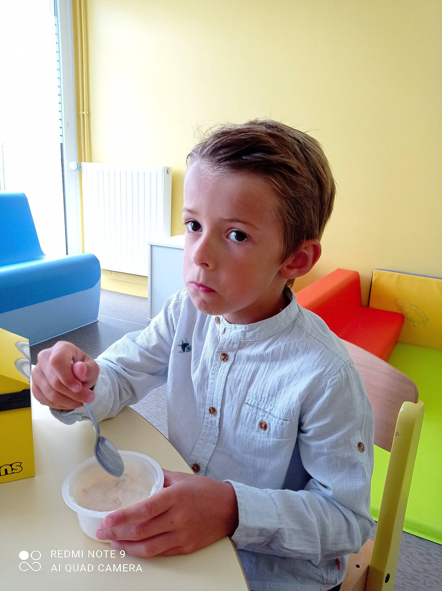 Noe a rejoint le concours — aidez-le/la à gagner de superbes lots ! baby, breakfast, child, eating, food, meal, person, play, sitting, toddler, vacation, yellow