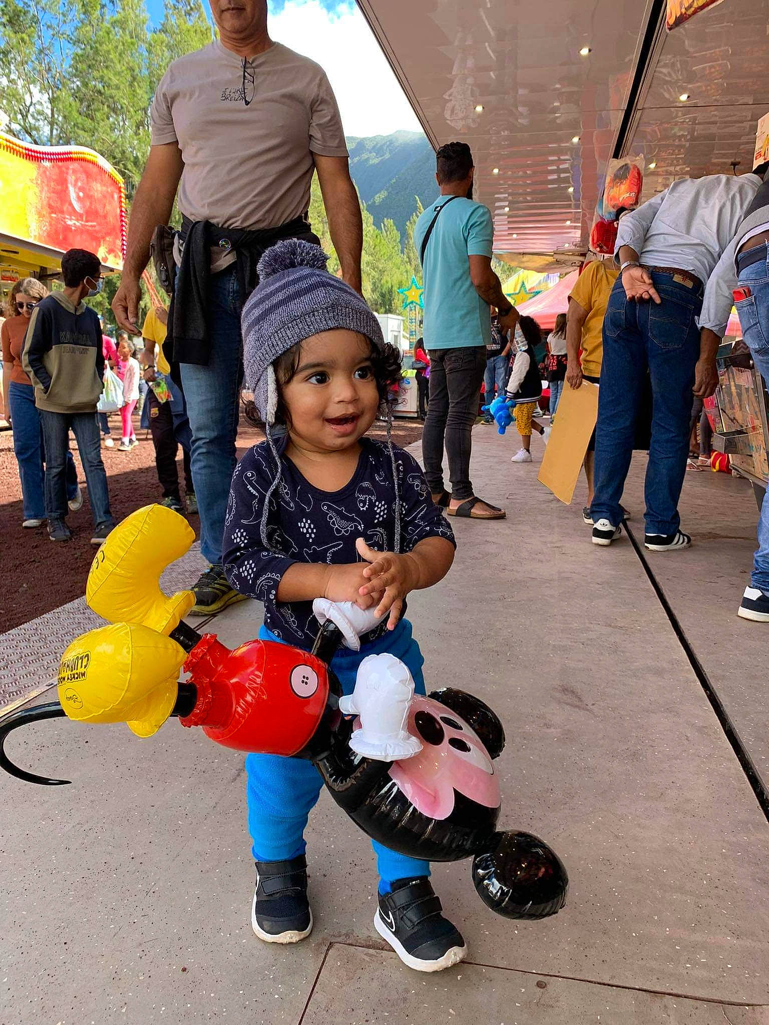 Kyliann participe au concours pour gagner de l'argent avec cette photo : balloon, event, footwear, fun, happy, hat, headwear, jeans, joy, leisure, party_supply, person, recreation, shoe, shorts, smile, snapshot, sneakers, t_shirt, toy