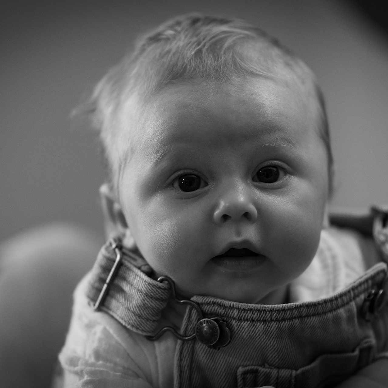 Léo a rejoint le concours — aidez-le/la à gagner de superbes lots ! baby, bodypart, clothing, coat, face, finger, frown, hand, happy, head, jacket, knitwear, mouth, newborn, person, photography, portrait, sad, smile, sweater