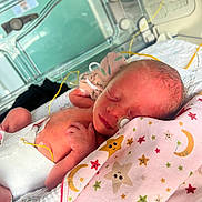 Elizabeth participe au concours pour gagner de l'argent avec cette photo : baby, bed, blanket, child, cute, face, healthcare, hospital, incubator, infant, medical_equipment, newborn, peaceful, person, rest, sensor, skin, sleeping, tiny, wire